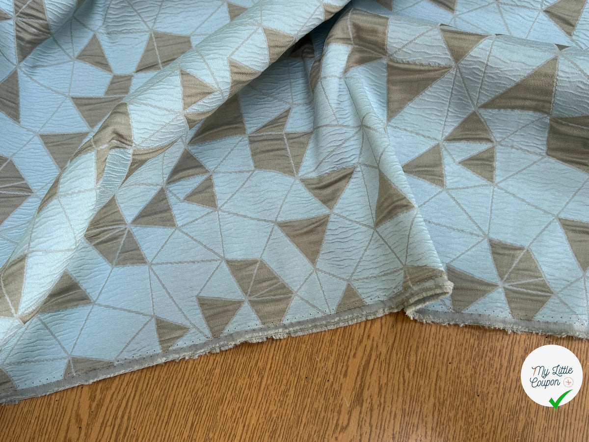 JACQUARD POLYVISCOSE CLOQUÉ MOTIFS GÉOMÉTRIQUES BLANC CASSÉ ET BLEU CIEL VERT D'EAU - My Little Coupon