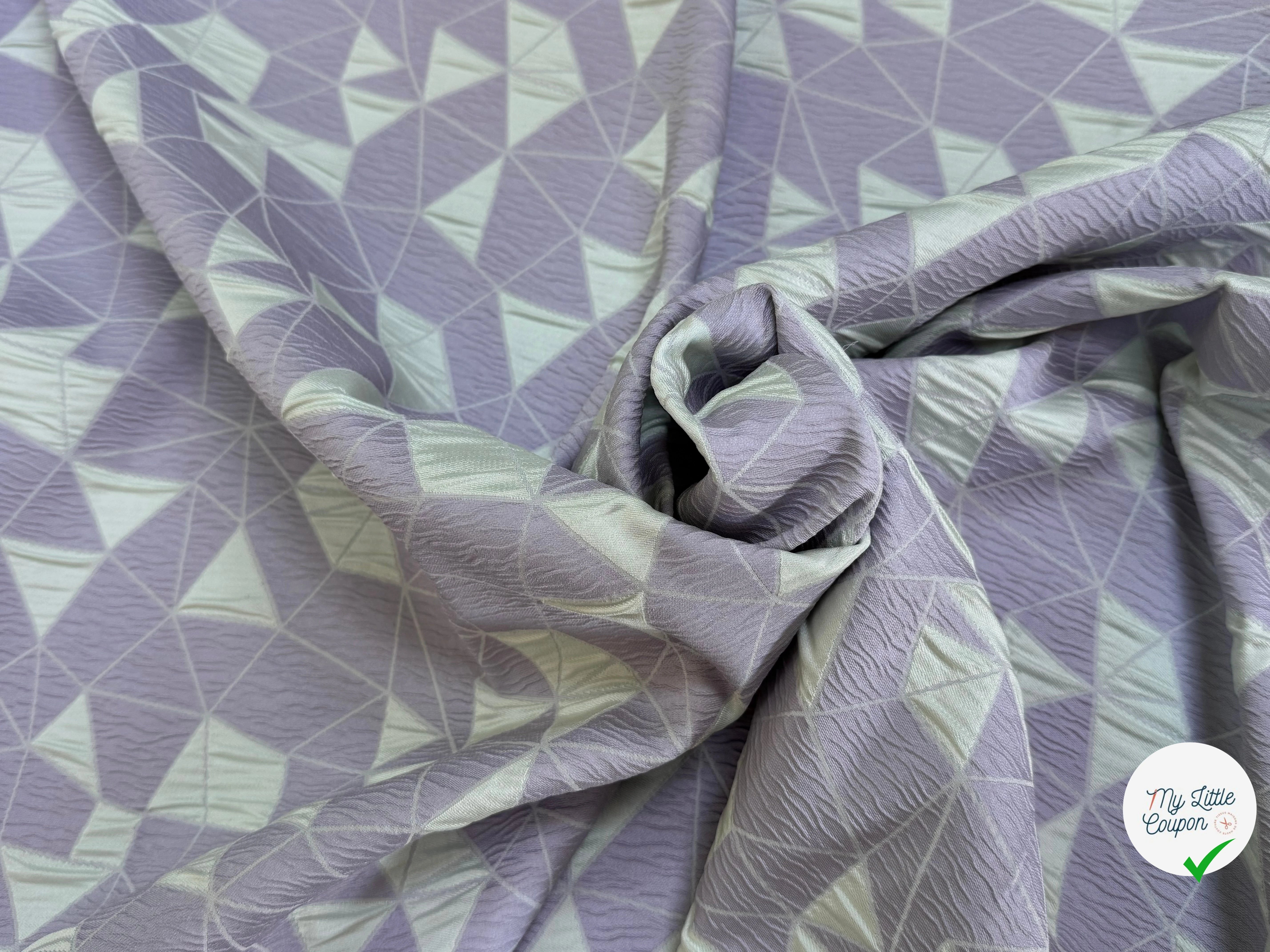 JACQUARD POLYVISCOSE CLOQUÉ MOTIFS GÉOMÉTRIQUES BLANC CASSÉ ET LAVANDE - My Little Coupon