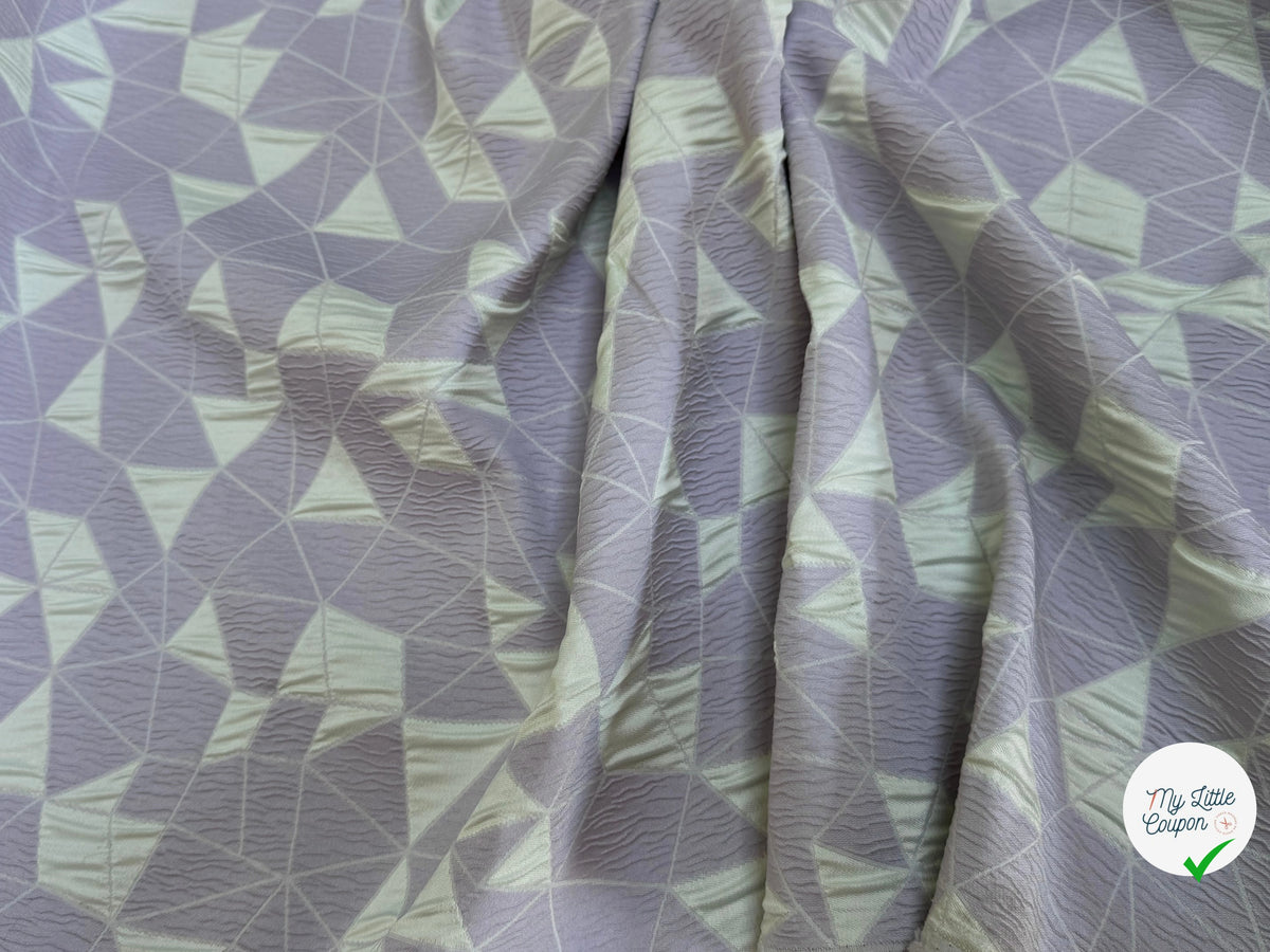 JACQUARD POLYVISCOSE CLOQUÉ MOTIFS GÉOMÉTRIQUES BLANC CASSÉ ET LAVANDE - My Little Coupon