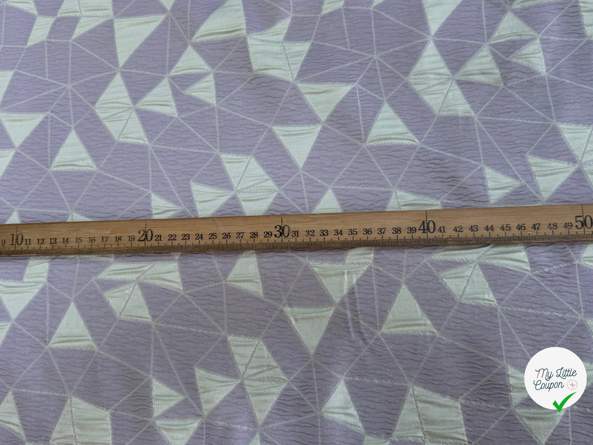 JACQUARD POLYVISCOSE CLOQUÉ MOTIFS GÉOMÉTRIQUES BLANC CASSÉ ET LAVANDE - My Little Coupon