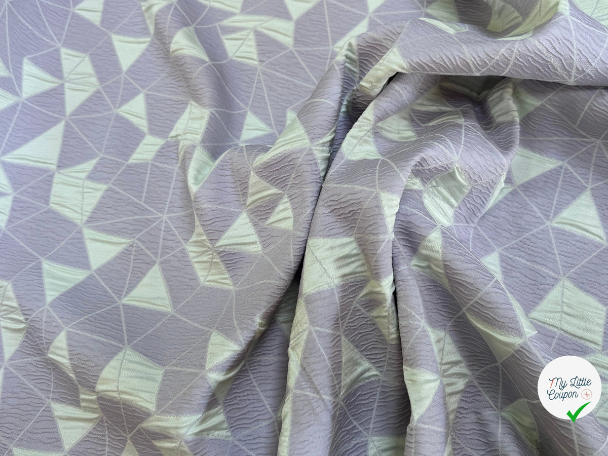 JACQUARD POLYVISCOSE CLOQUÉ MOTIFS GÉOMÉTRIQUES BLANC CASSÉ ET LAVANDE - My Little Coupon
