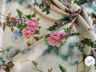 JACQUARD SATINÉ MOTIFS FLORAUX MULTICOLORE VERT ET ROSE FOND ÉCRU - My Little Coupon