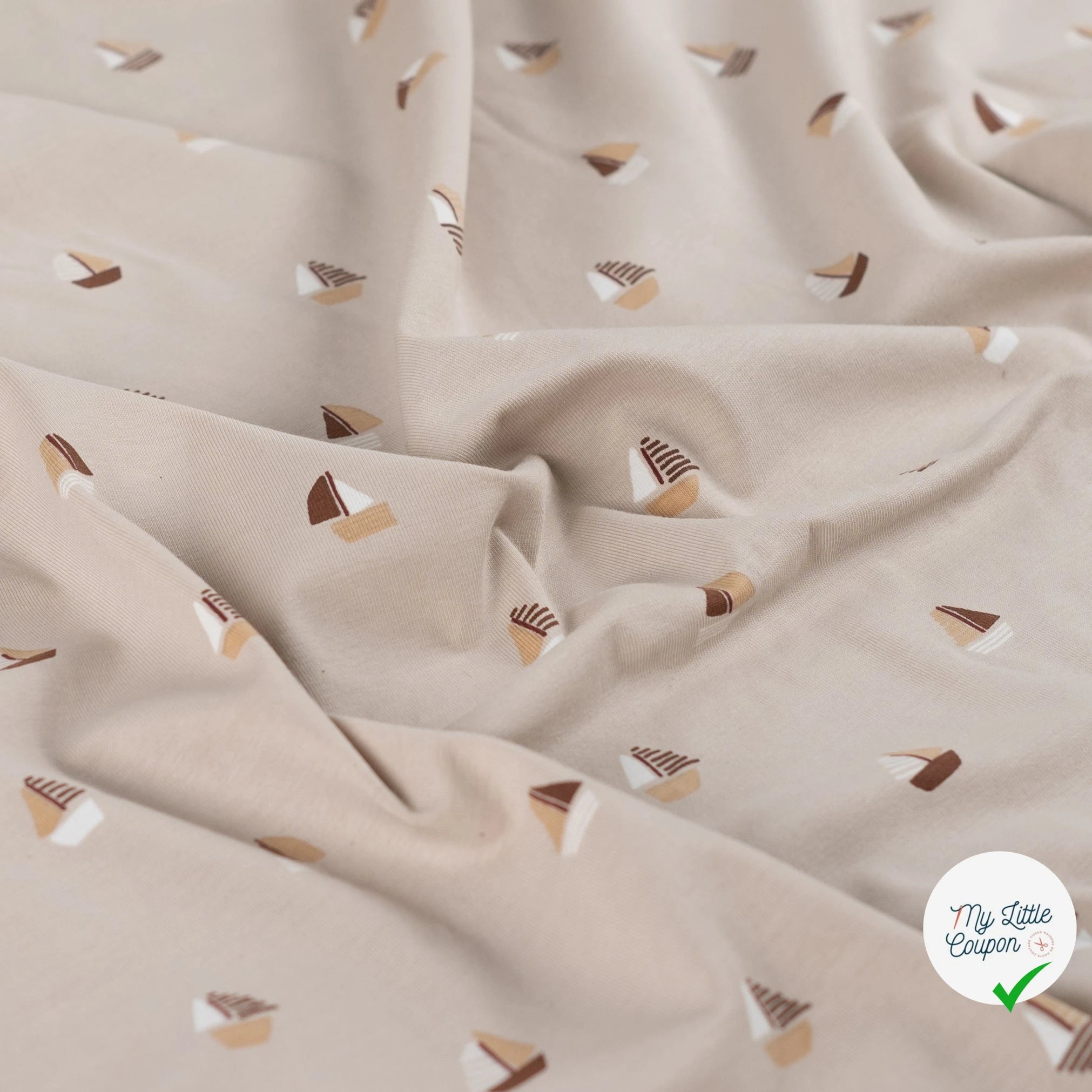 JERSEY DE COTON IMPRIMÉ BATEAUX FOND SABLE - My Little Coupon