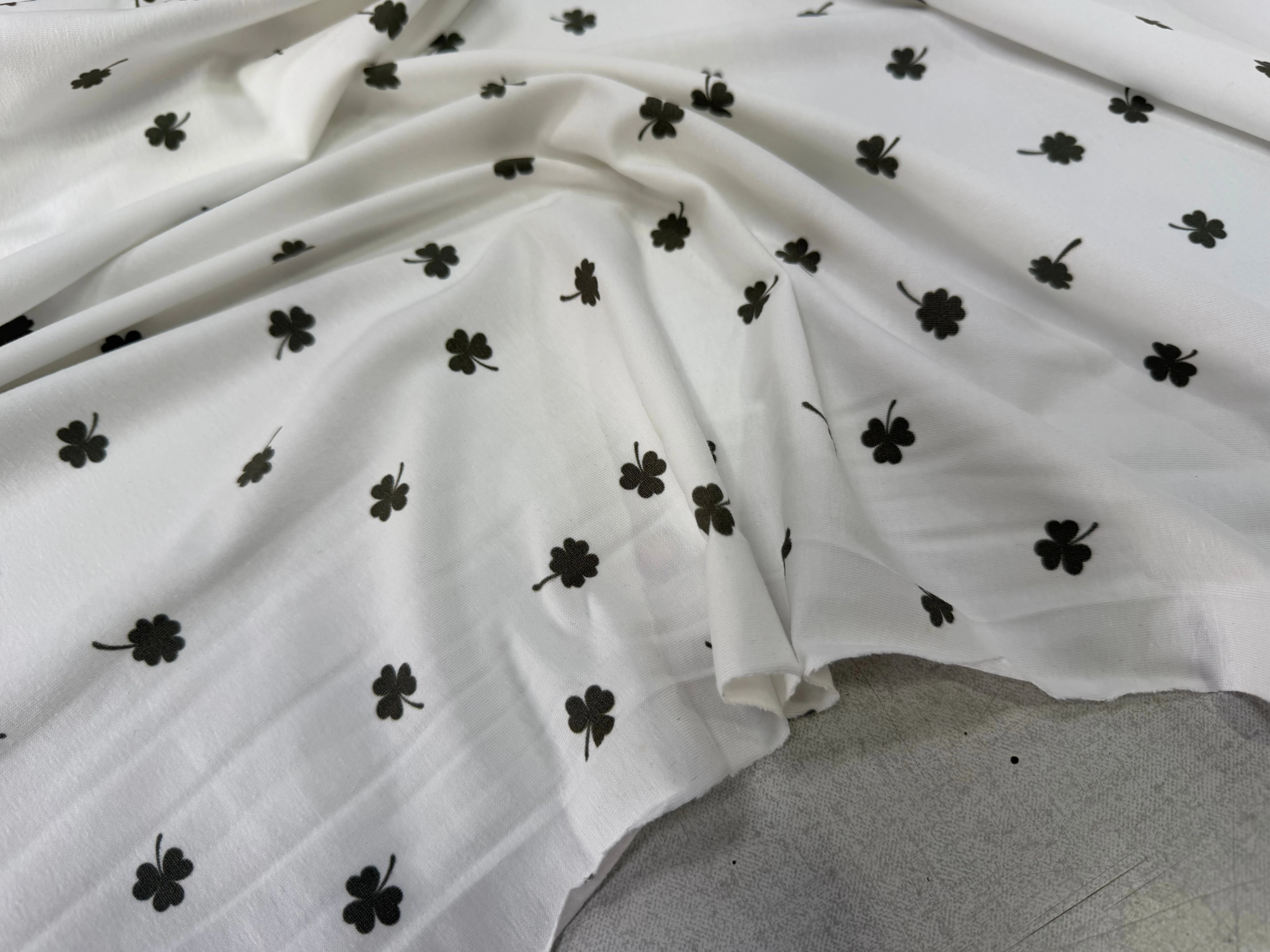 JERSEY DE COTON TRÈFLES BLANC CASSÉ - My Little Coupon