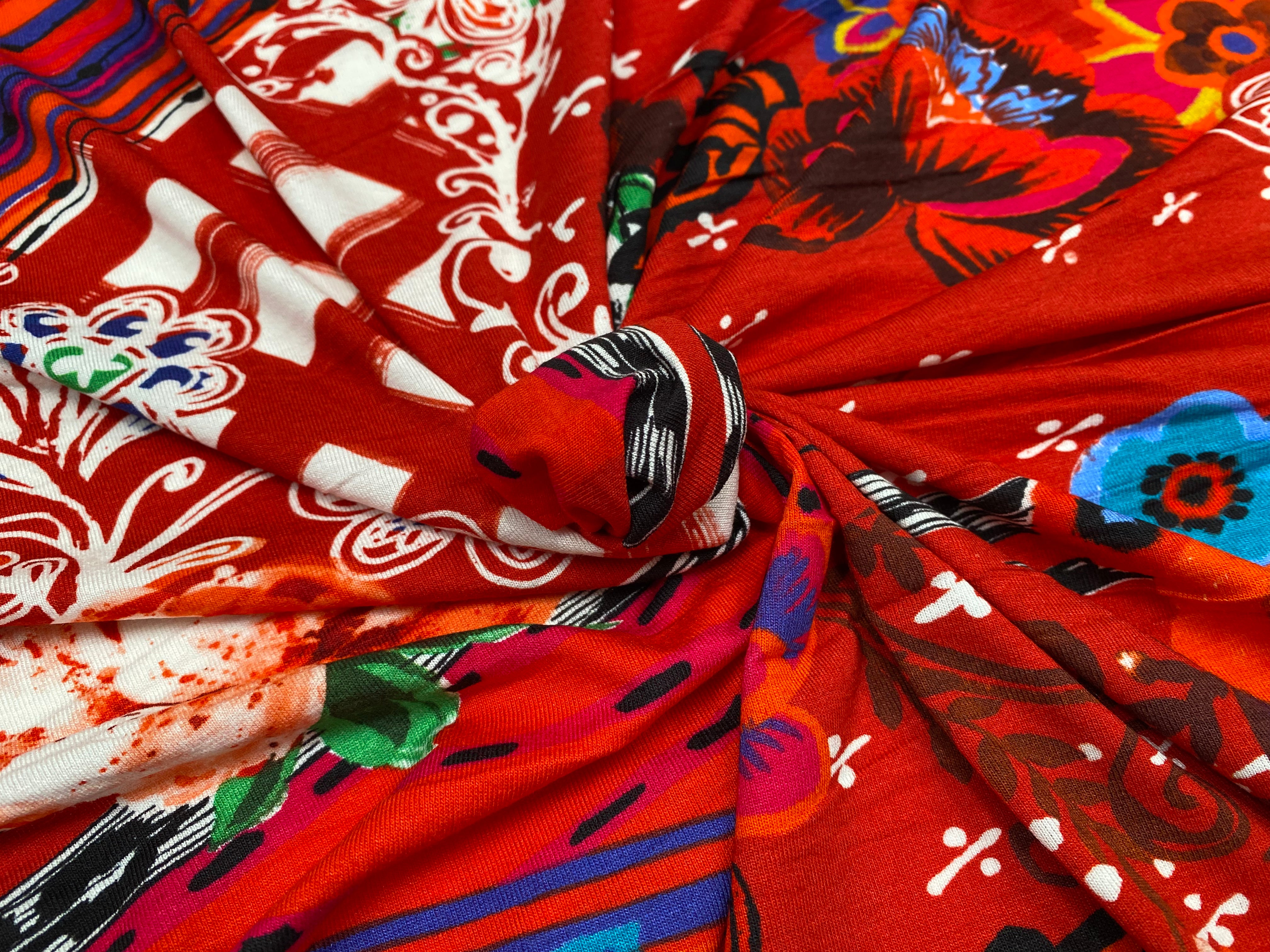 JERSEY VISCOSE EXPLOSION DE FLEURS FOND ROUGE - My Little Coupon