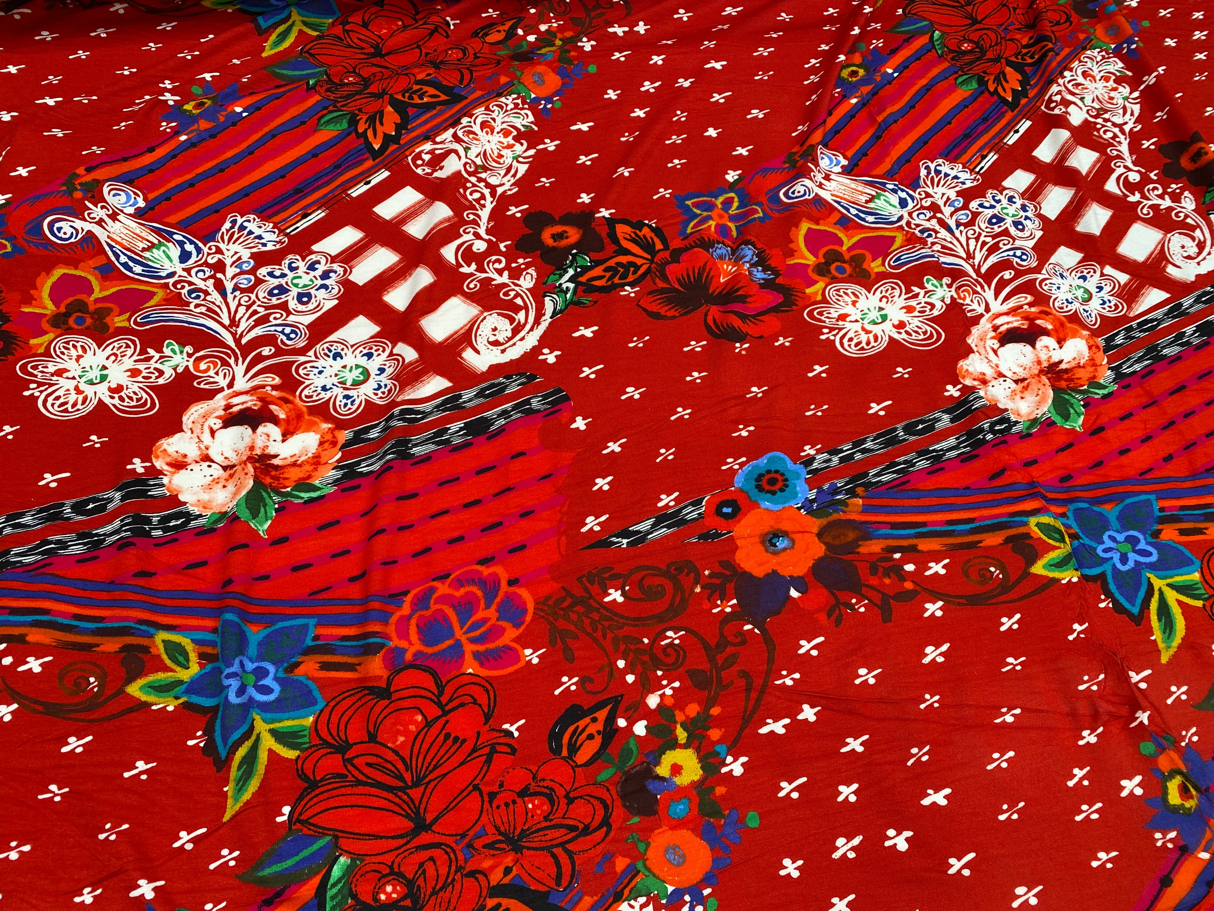 JERSEY VISCOSE EXPLOSION DE FLEURS FOND ROUGE - My Little Coupon