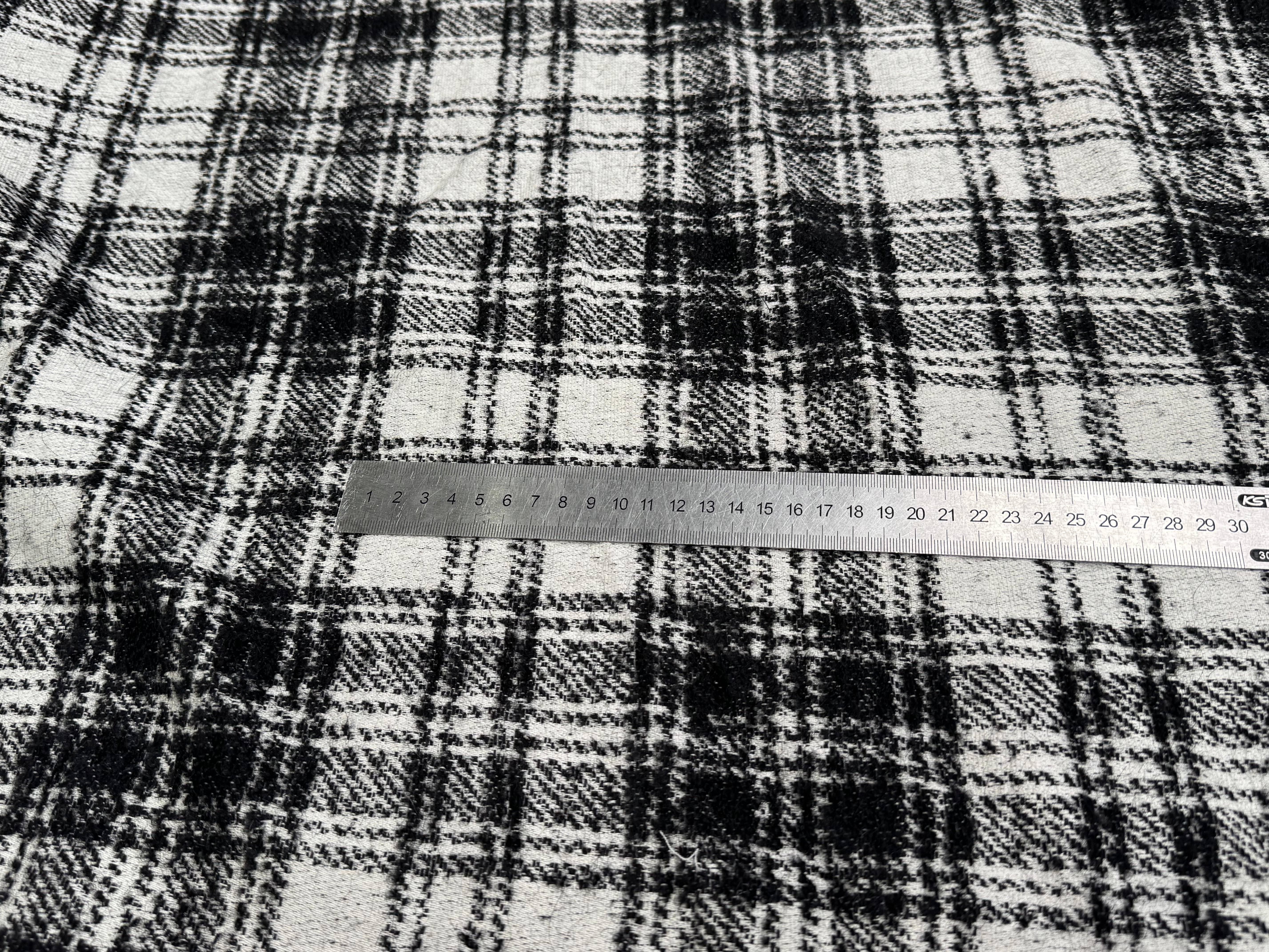 LAINAGE MANTEAU BOUCLETTE À CARREAUX BLANC ET NOIR - My Little Coupon