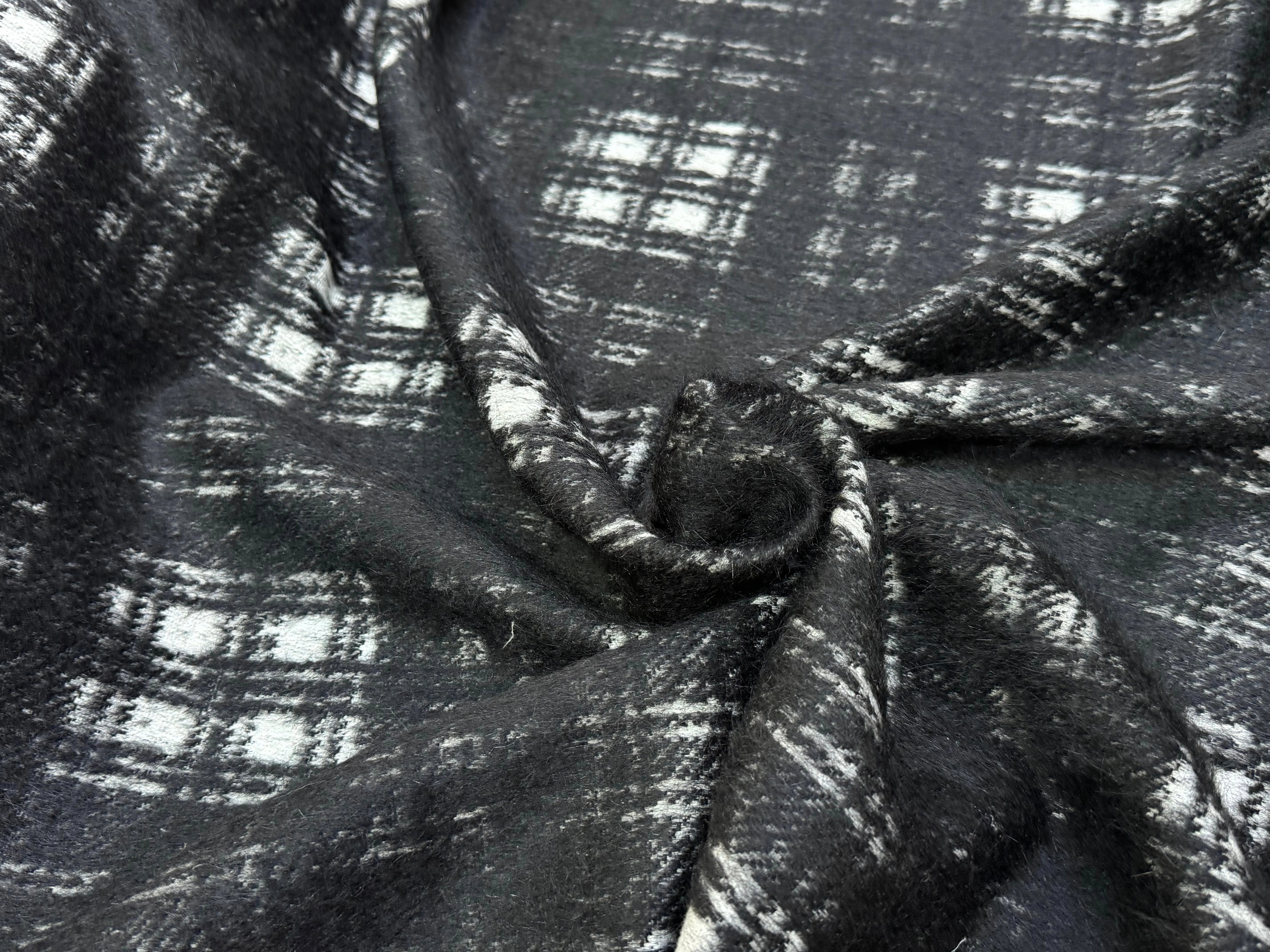 LAINAGE MANTEAU BOUCLETTE À CARREAUX BLANC ET NOIR - My Little Coupon