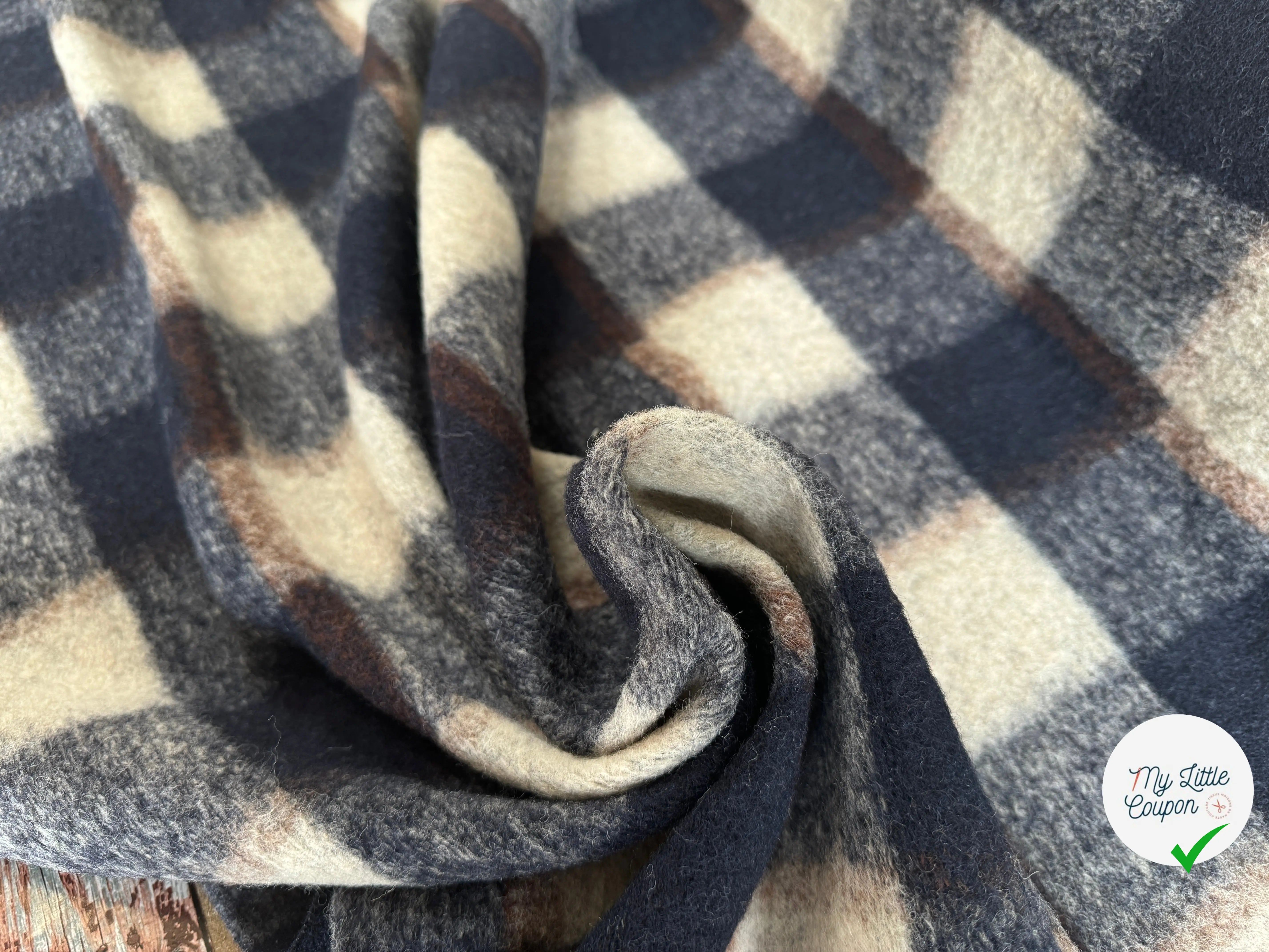 LAINAGE STRETCH BOUCLETTE CARREAUX CREME BLEU - My Little Coupon