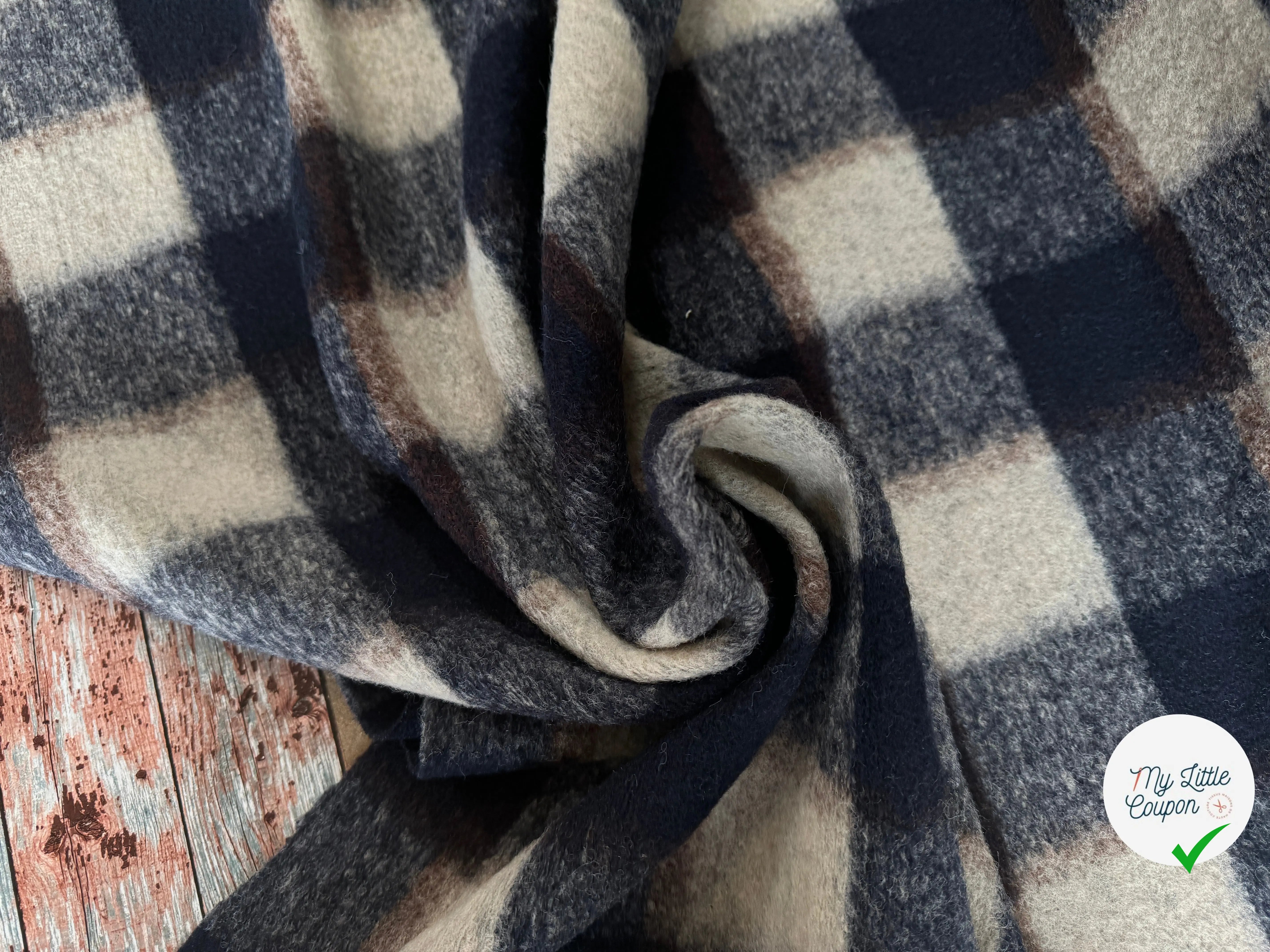 LAINAGE STRETCH BOUCLETTE CARREAUX CREME BLEU - My Little Coupon