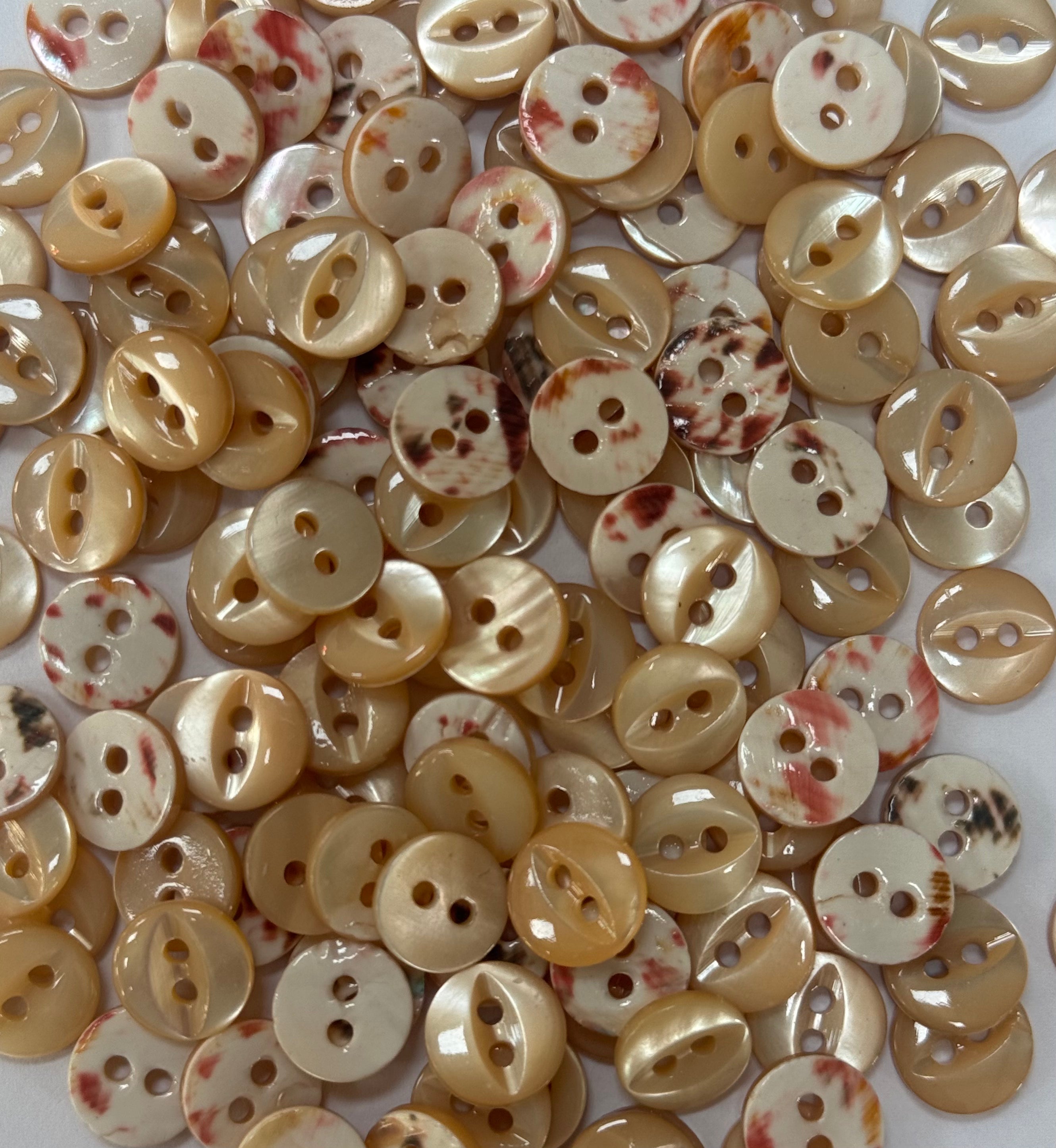 LOT DE 10 BOUTONS A 2 TROUS MARRON CLAIR ET MOTIFS - My Little Coupon