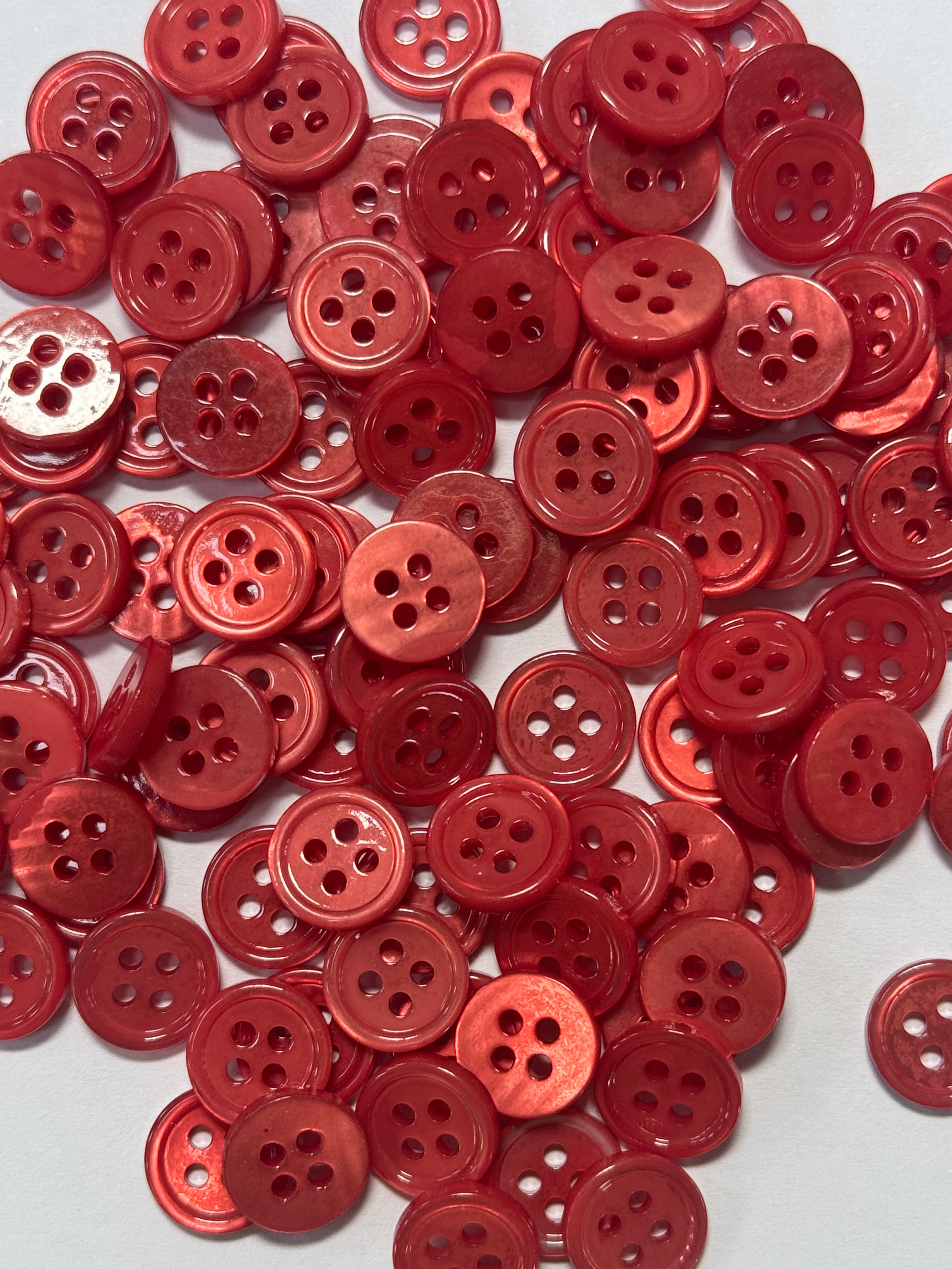 LOT DE 5 BOUTONS À 4 TROUS ROUGE SATINÉ 1CM - My Little Coupon