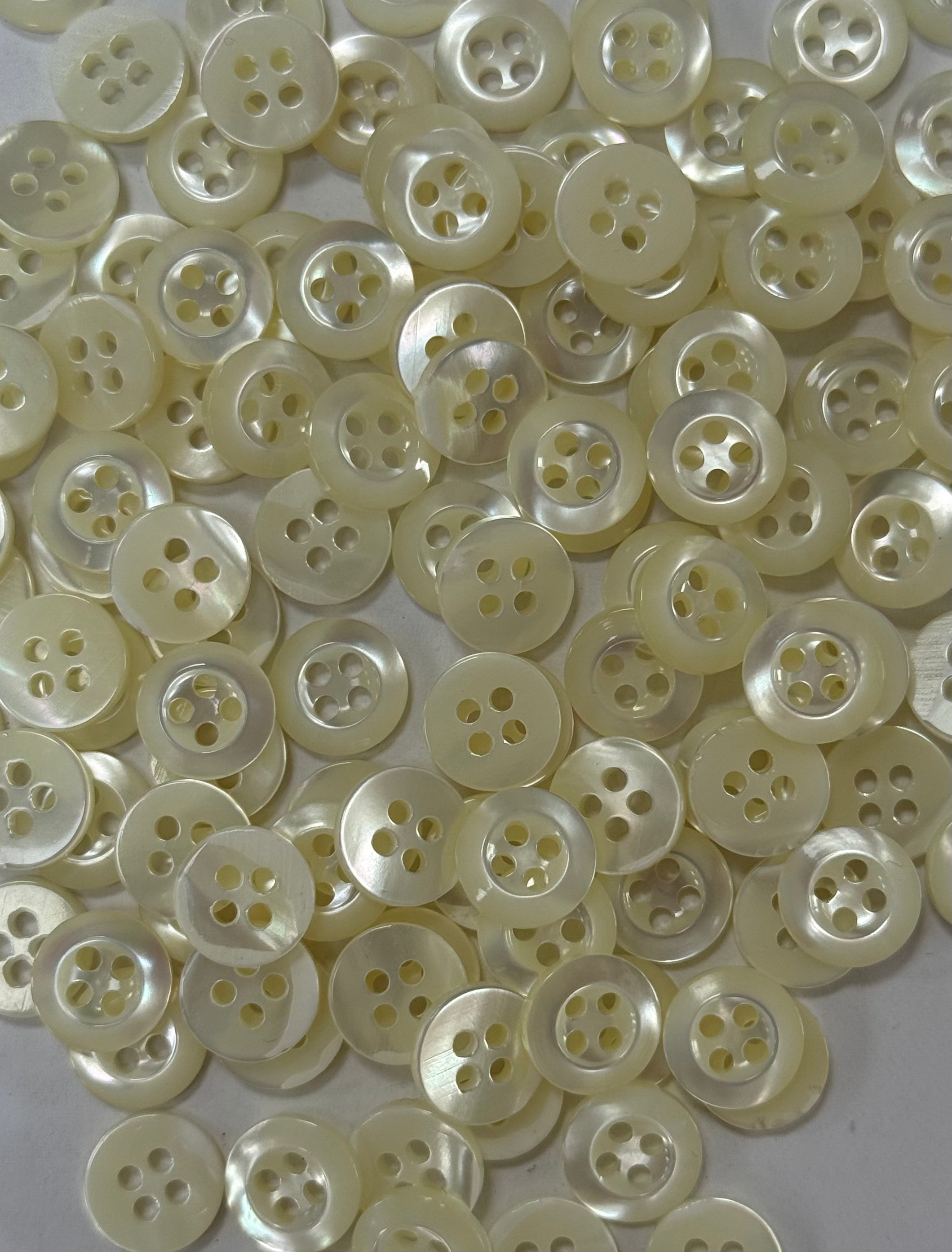 LOT DE 5 BOUTONS NACRE BLANC A 4 TROUS - My Little Coupon