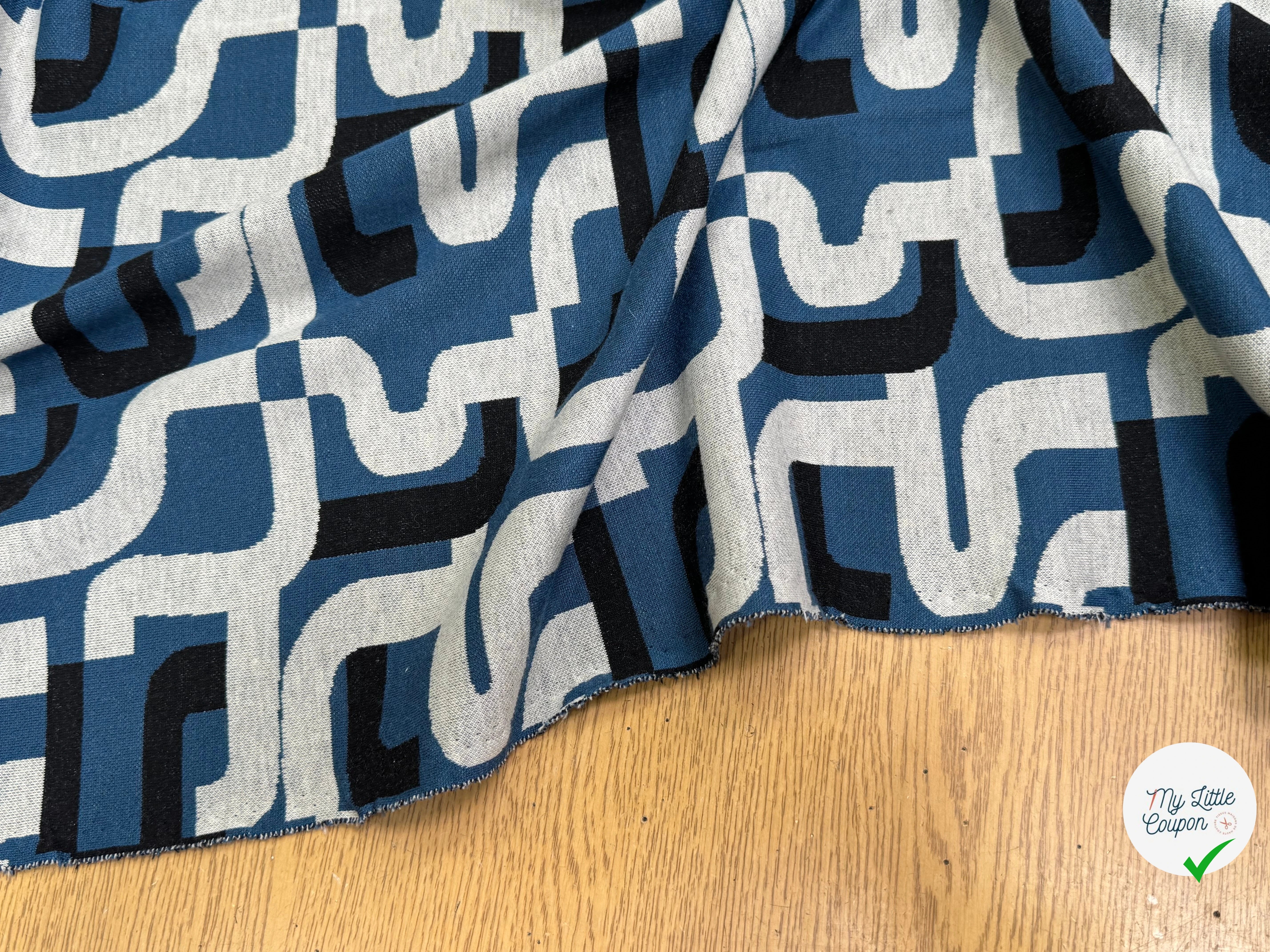 MAILLE JACQUARD ESPRIT MILANO MOTIF CALLIGRAPHIE BLEU MARINE ET BLANC - My Little Coupon