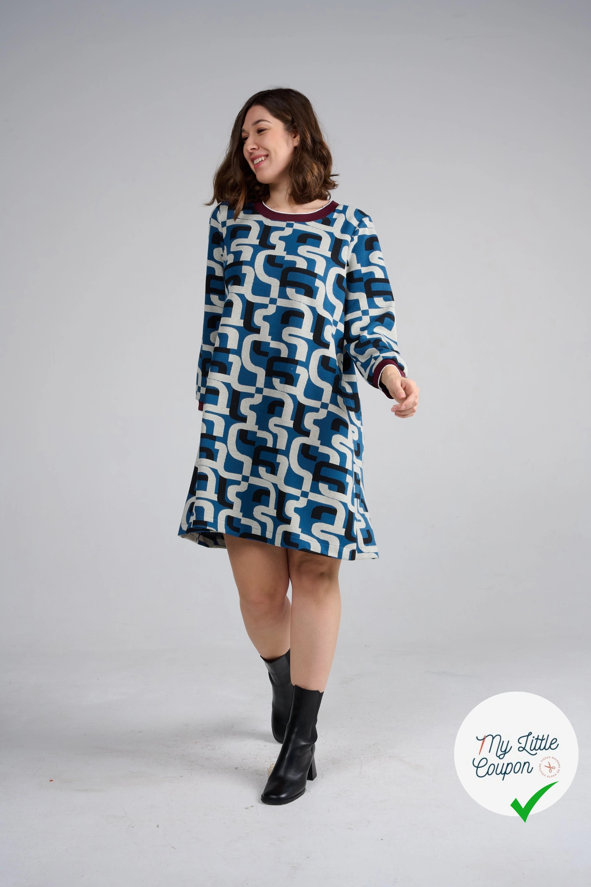 MAILLE JACQUARD ESPRIT MILANO MOTIF CALLIGRAPHIE BLEU MARINE ET BLANC - My Little Coupon