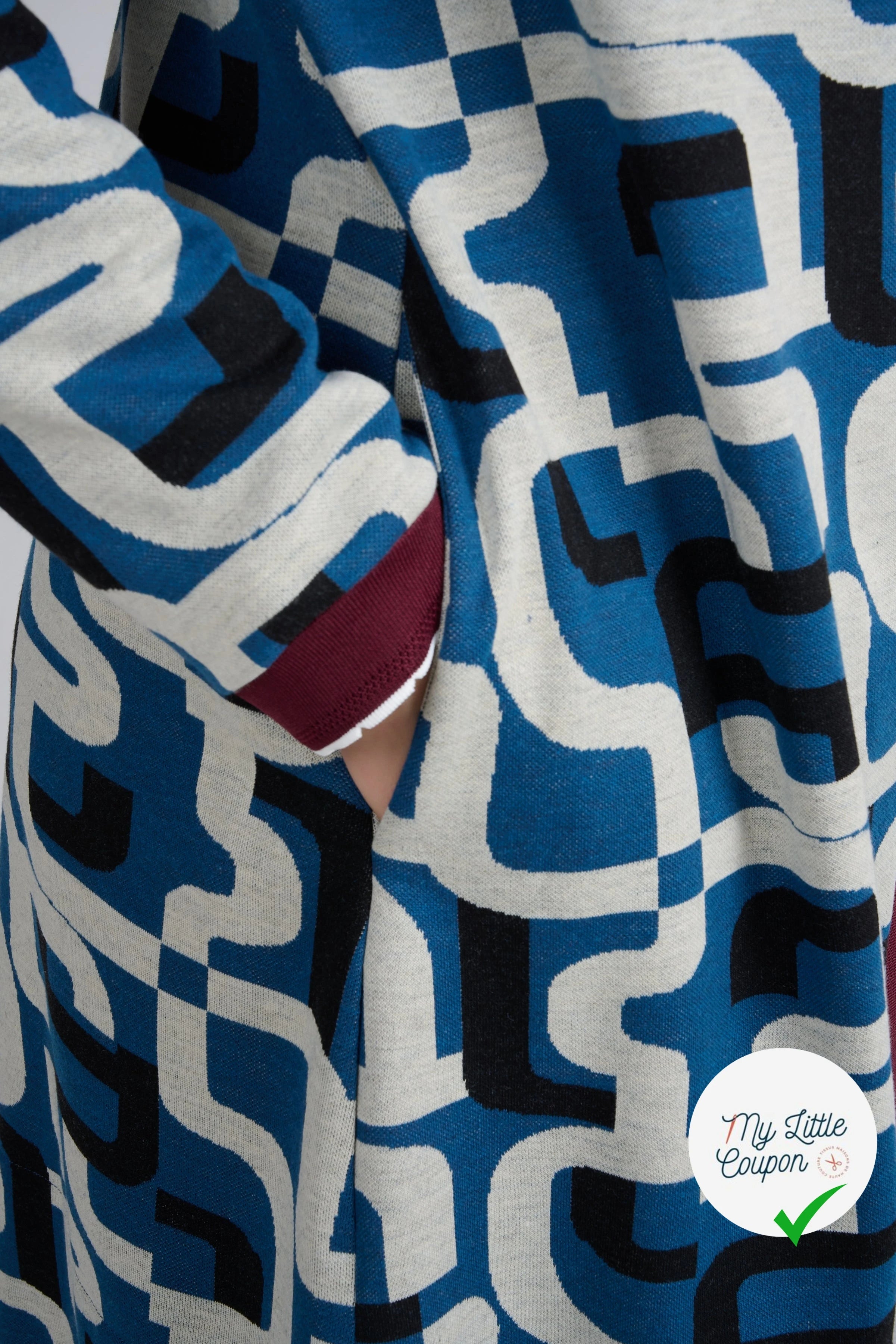 MAILLE JACQUARD ESPRIT MILANO MOTIF CALLIGRAPHIE BLEU MARINE ET BLANC - My Little Coupon