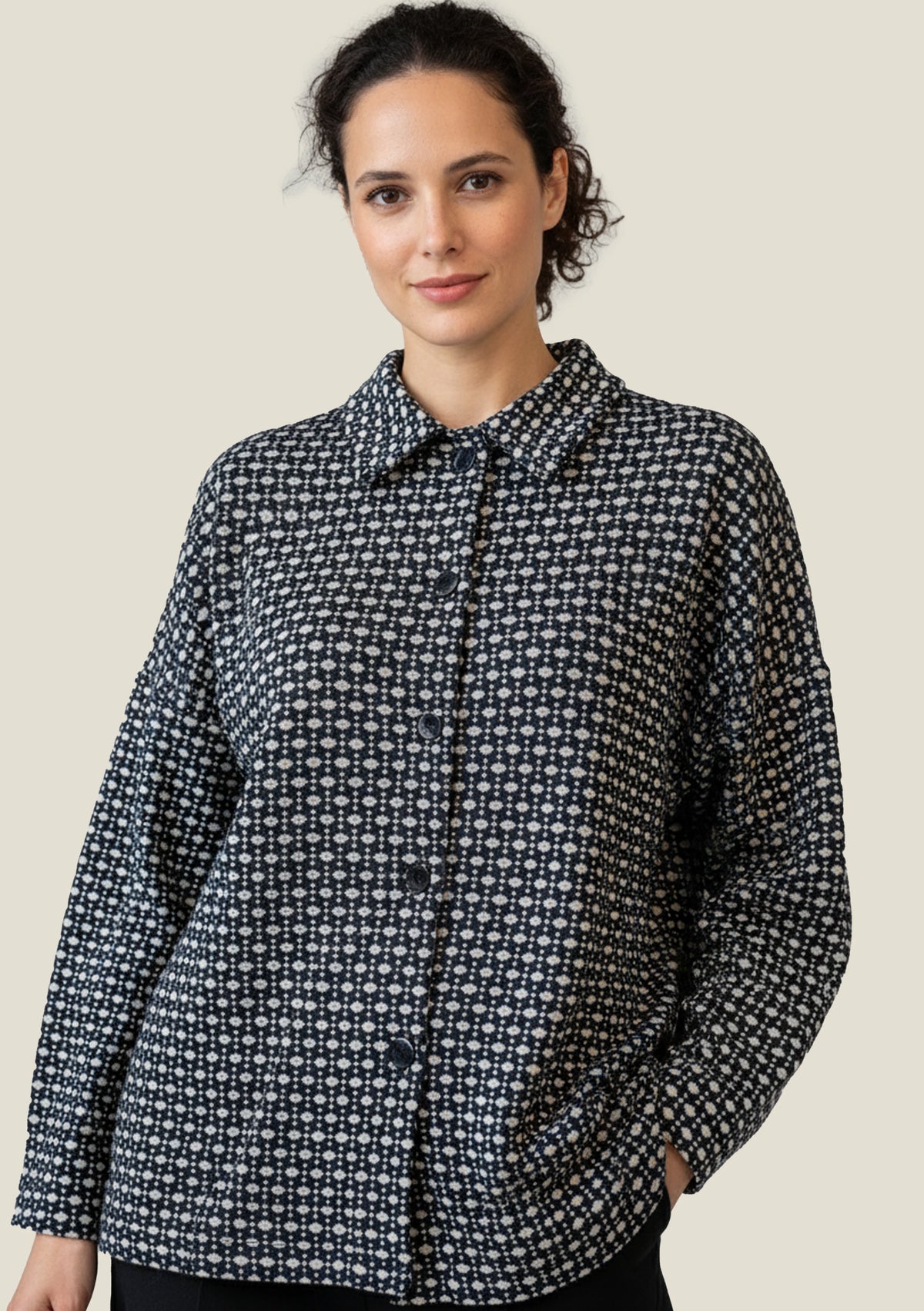 MAILLE JACQUARD ESPRIT MILANO MOTIF POIS ÉCRU FOND BLEU MARINE - My Little Coupon