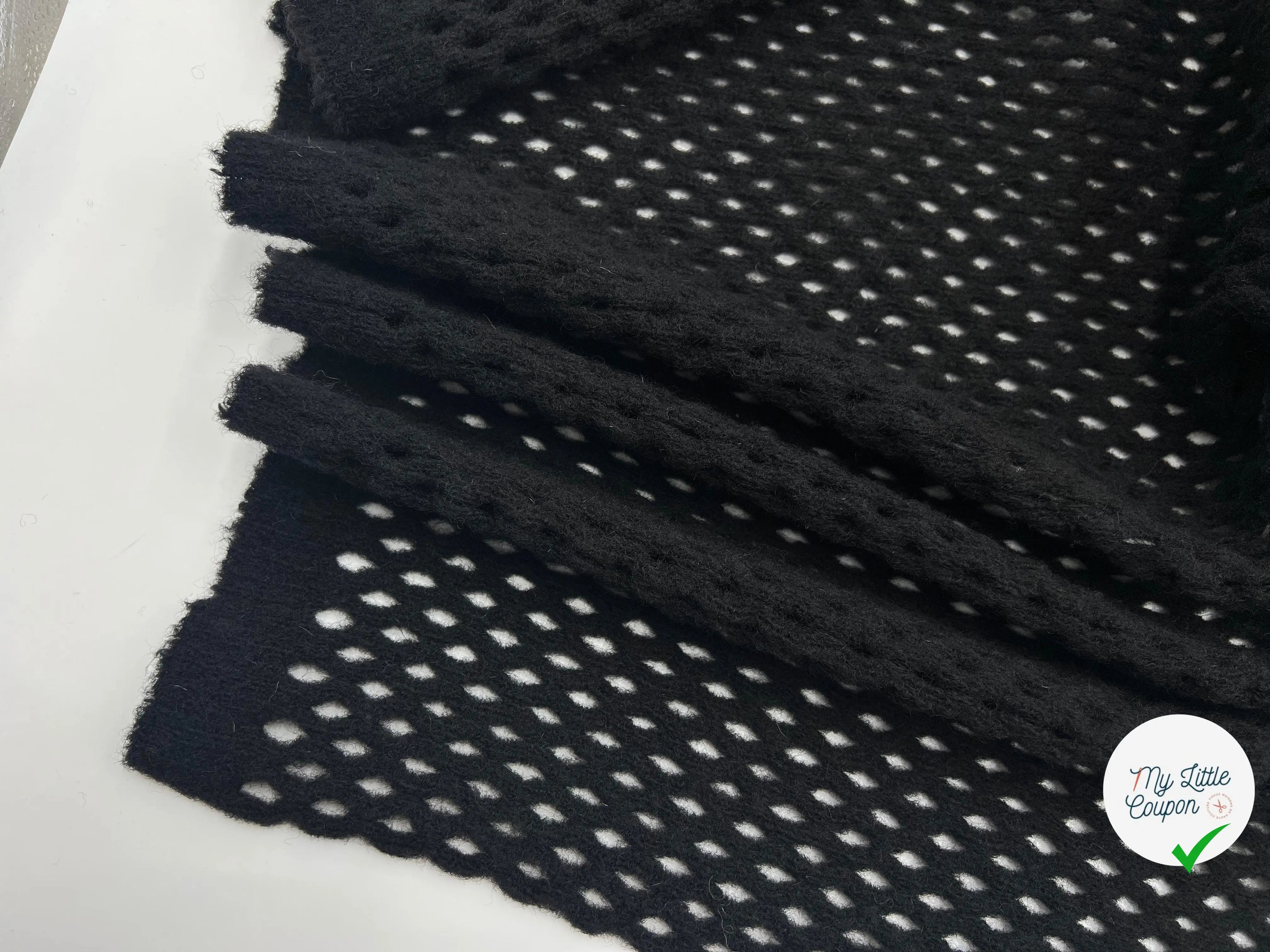 MAILLE TRICOTÉE AJOURÉE DE MOTIFS LOSANGES NOIR - coupon de tissu de 3 mètres - My Little Coupon - tissu - coudre