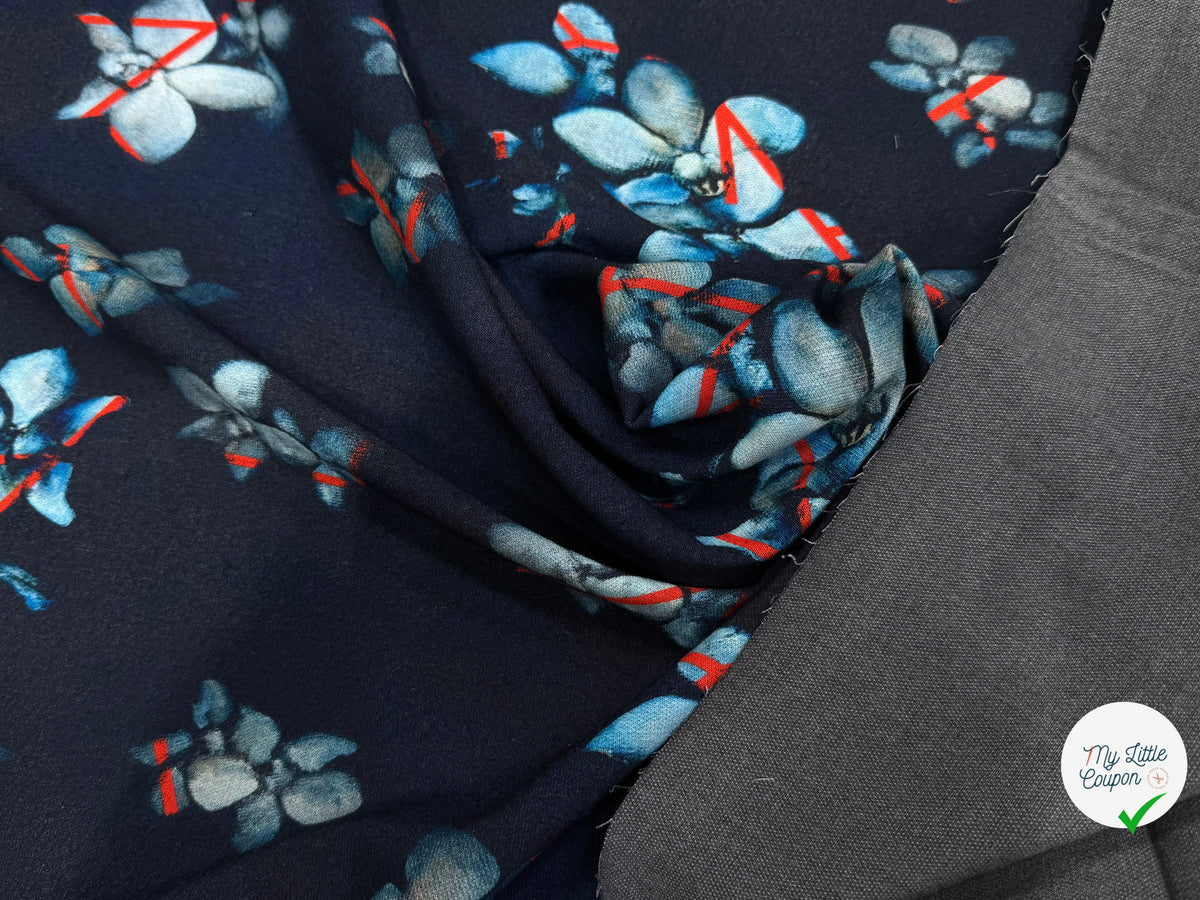 MAILLE VISCOSE STRETCH IMPRIMÉ GRANDES FLEURS BLEU CIEL FOND MARINE - My Little Coupon
