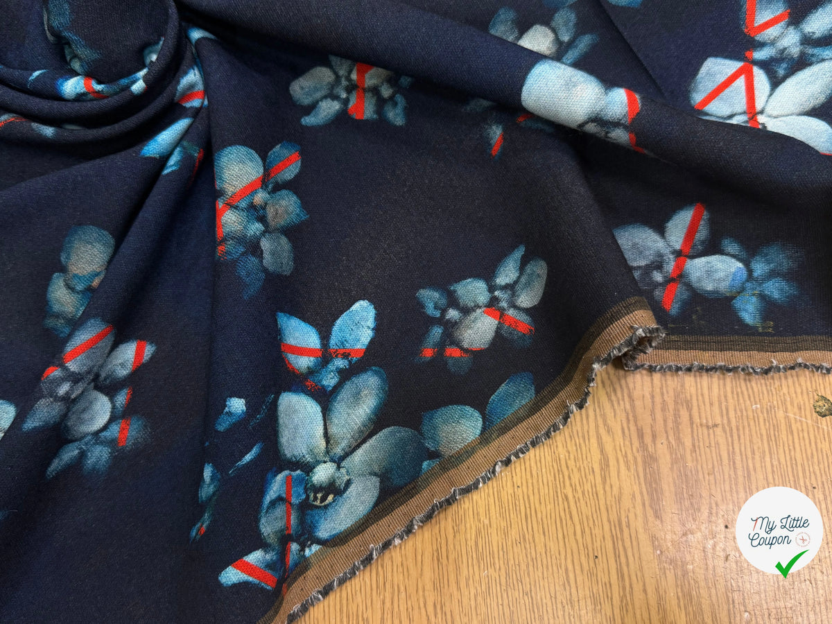 MAILLE VISCOSE STRETCH IMPRIMÉ GRANDES FLEURS BLEU CIEL FOND MARINE - My Little Coupon