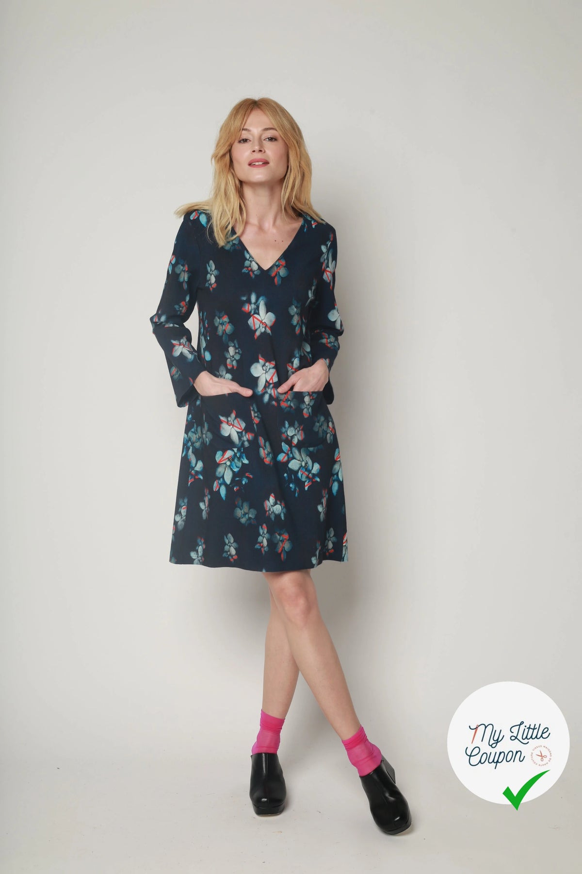 MAILLE VISCOSE STRETCH IMPRIMÉ GRANDES FLEURS BLEU CIEL FOND MARINE - My Little Coupon