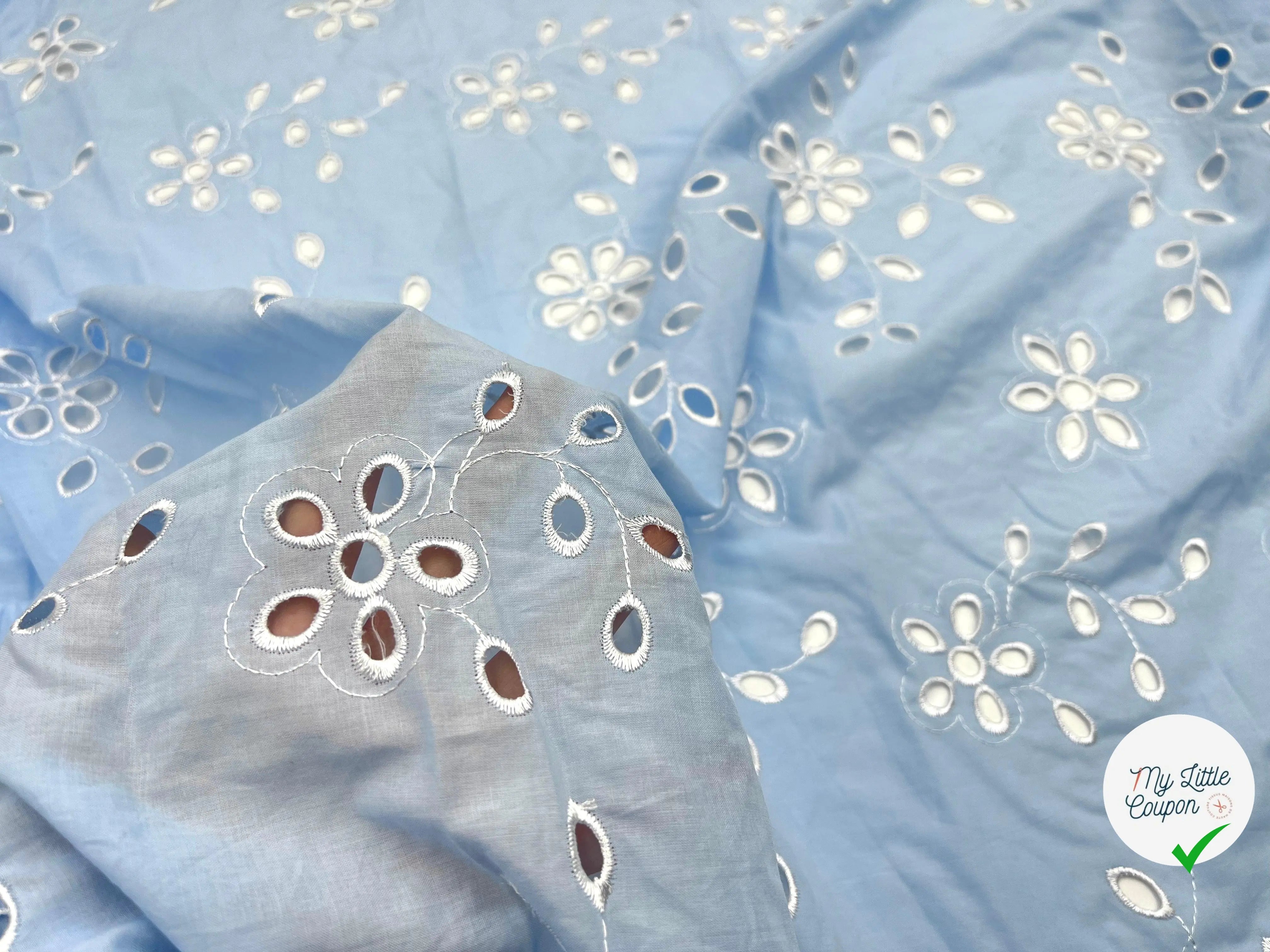 PERCALE BRODÉE MARGUERITE BLEU CIEL - My Little Coupon - tissu - coudre