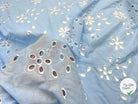 PERCALE BRODÉE MARGUERITE BLEU CIEL - My Little Coupon - tissu - coudre