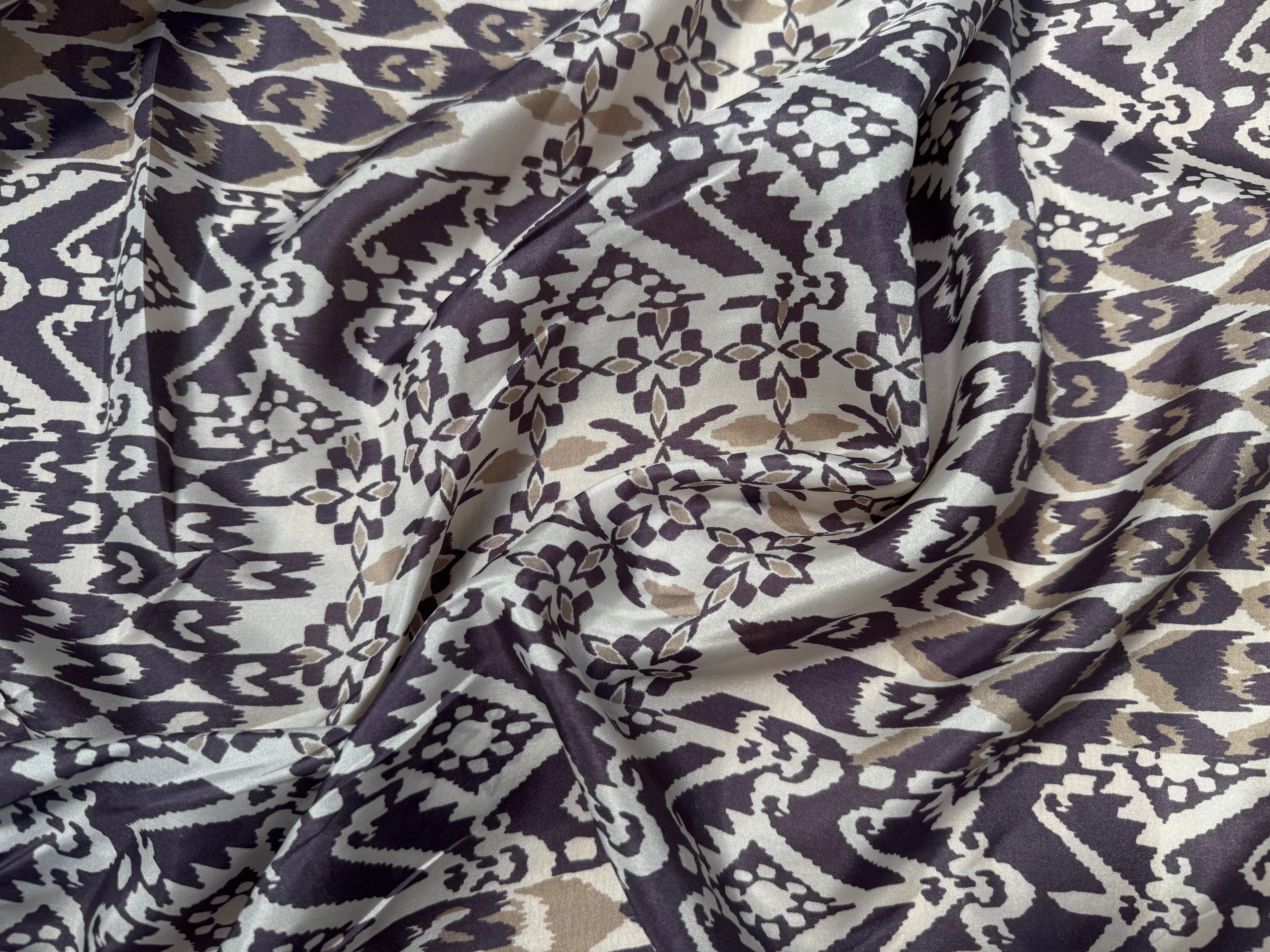 PONGÉ DE SOIE FOND BLANC MOTIFS ABSTRAIT VIOLET - My Little Coupon