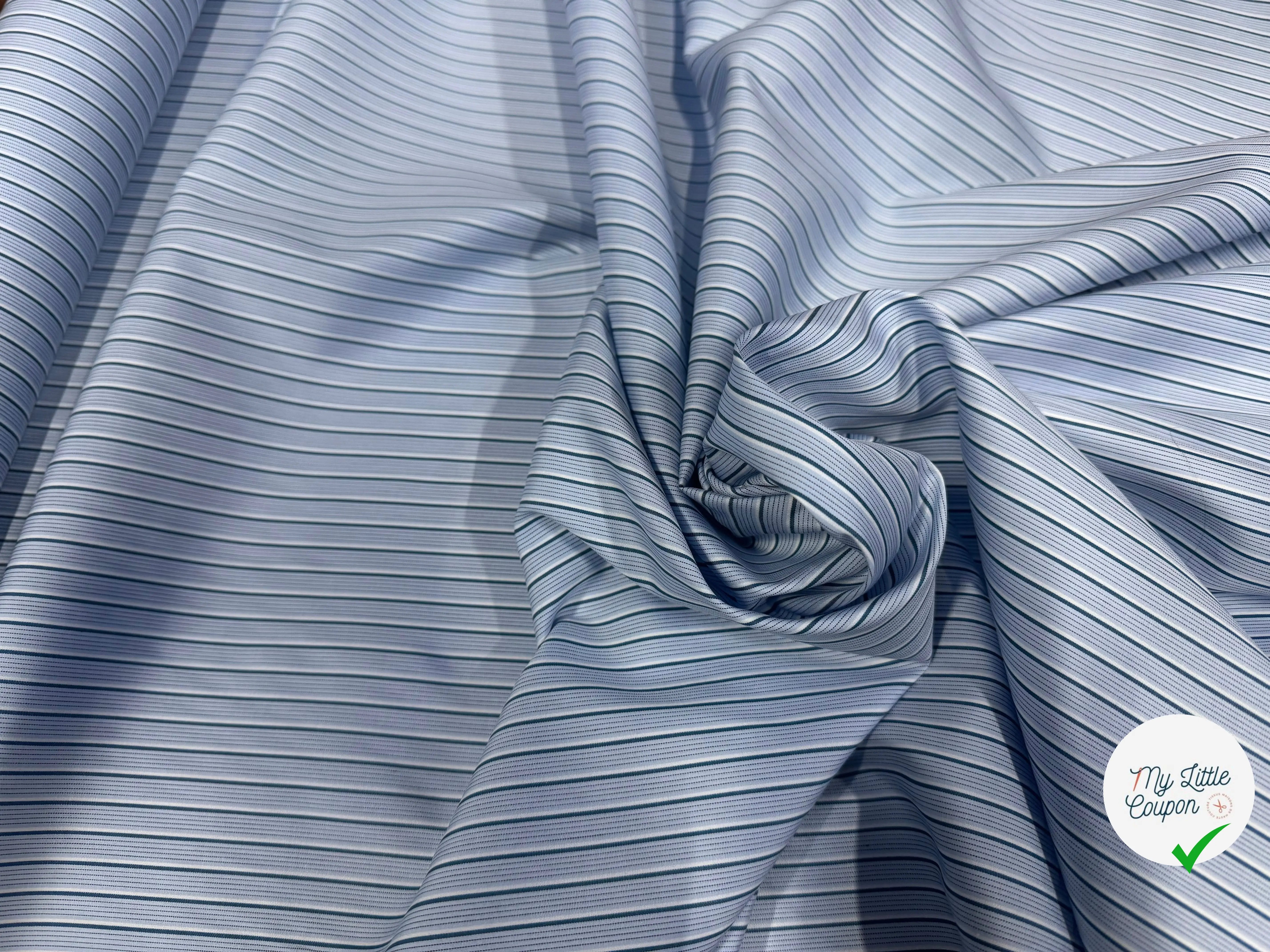POPELINE DE COTON À FOND BLEU AVEC RAYURES VERTES ET BLEUES - My Little Coupon