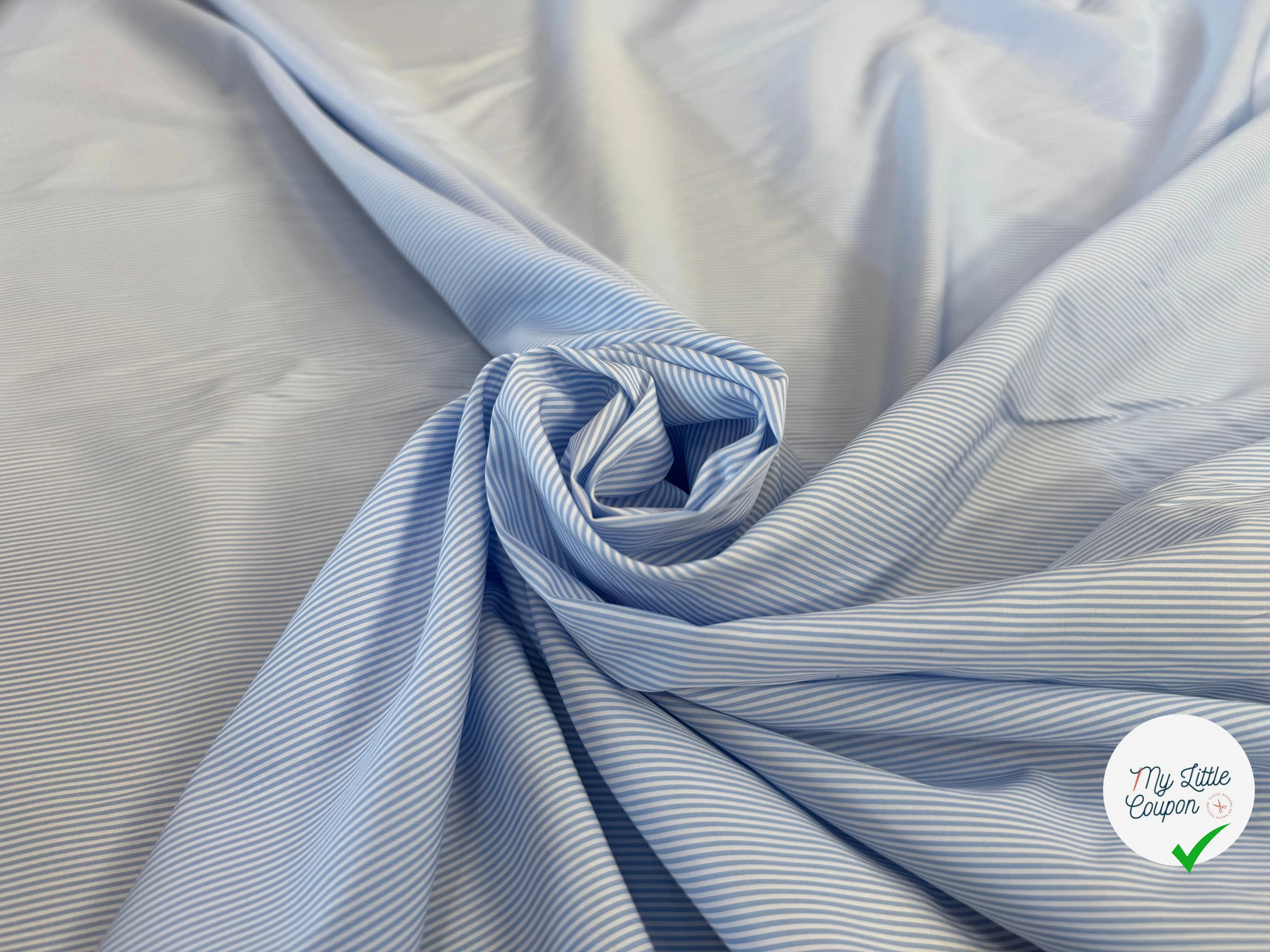 POPELINE DE COTON BLANCHE A RAYURES BLEU CIEL - My Little Coupon