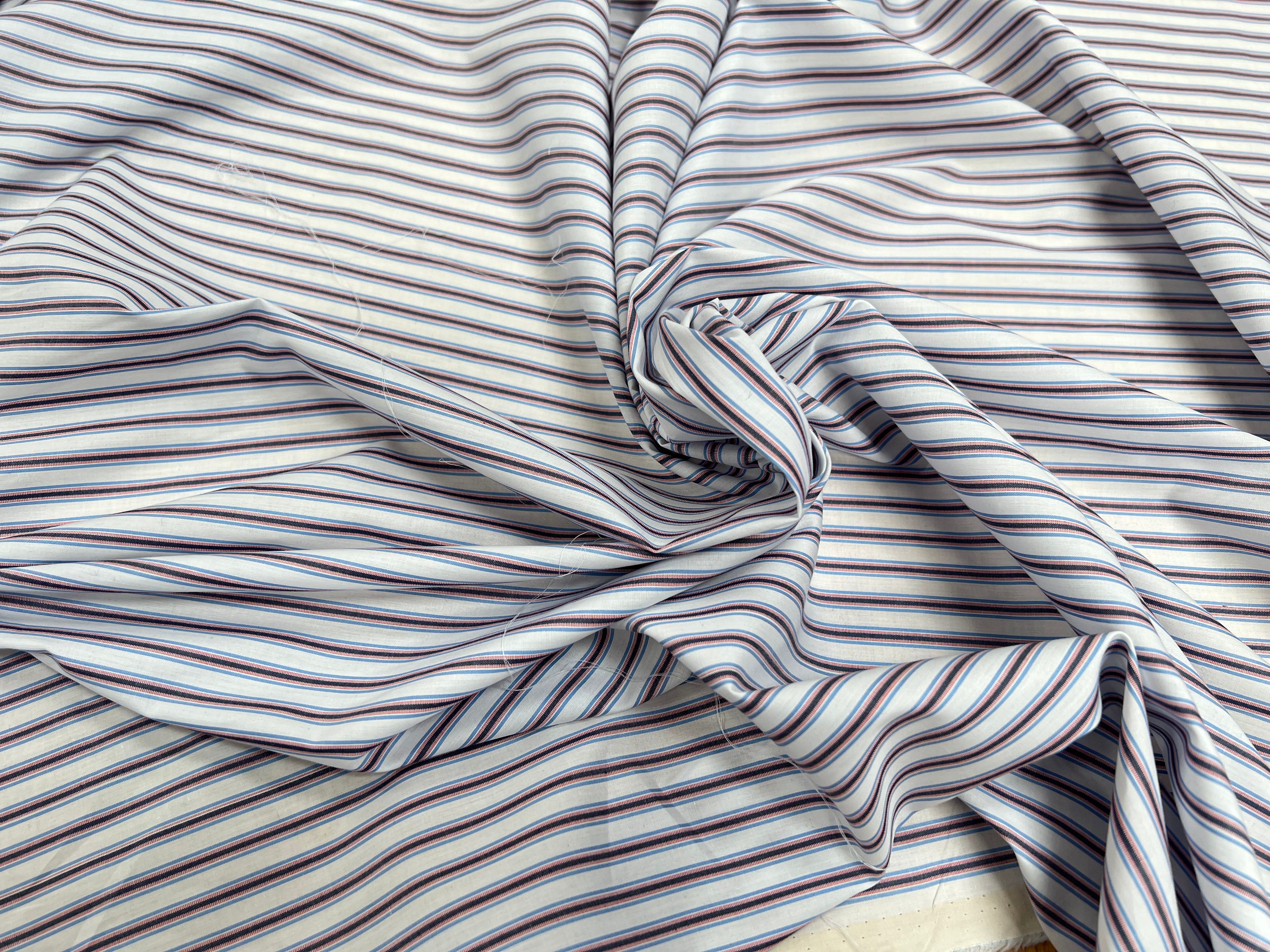 POPELINE DE COTON BLANCHE À RAYURES NOIR, BLEU ET ROUGE - My Little Coupon