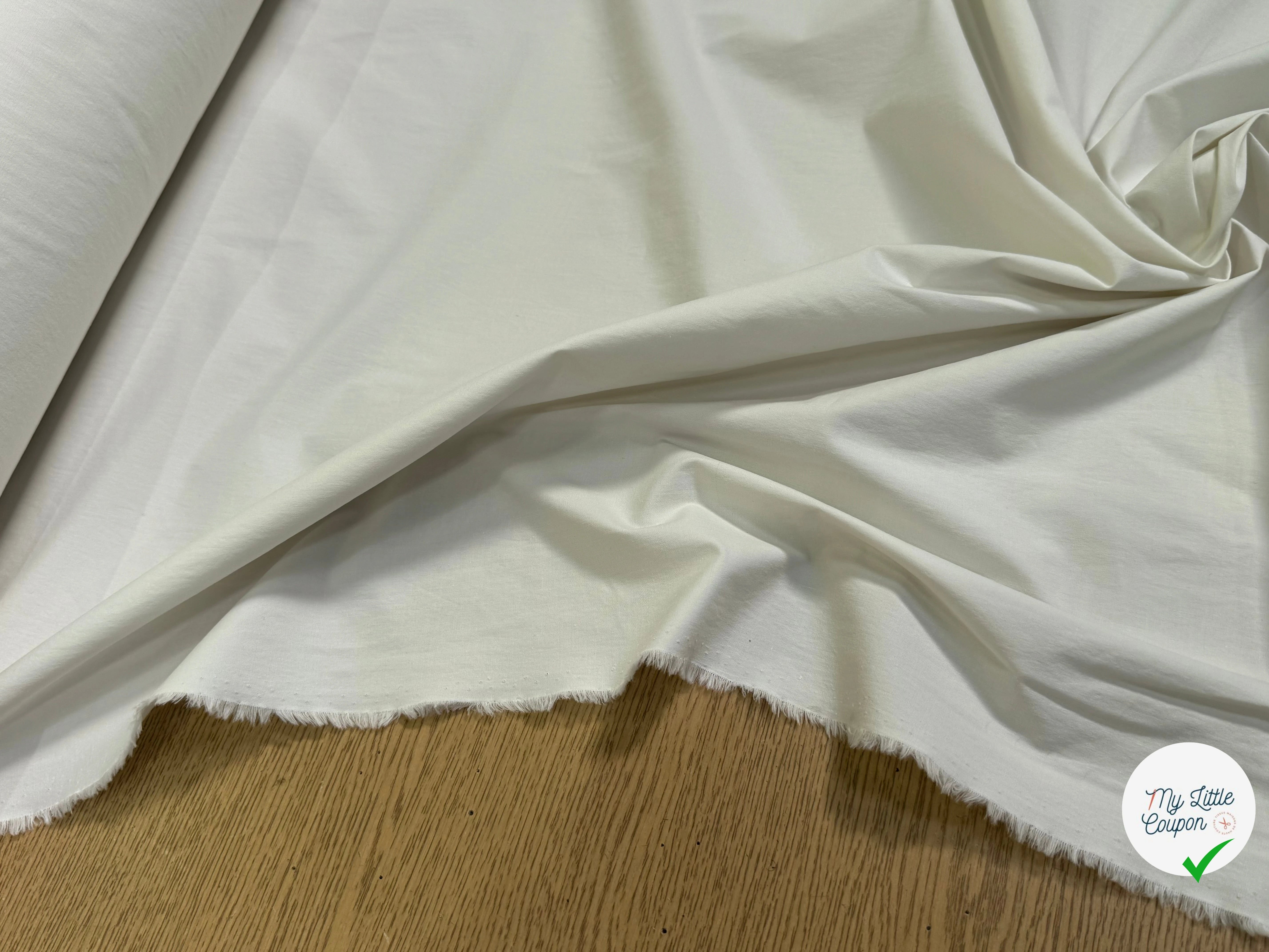 Tissu popeline de coton stretch craquante écru - texture en gros plan