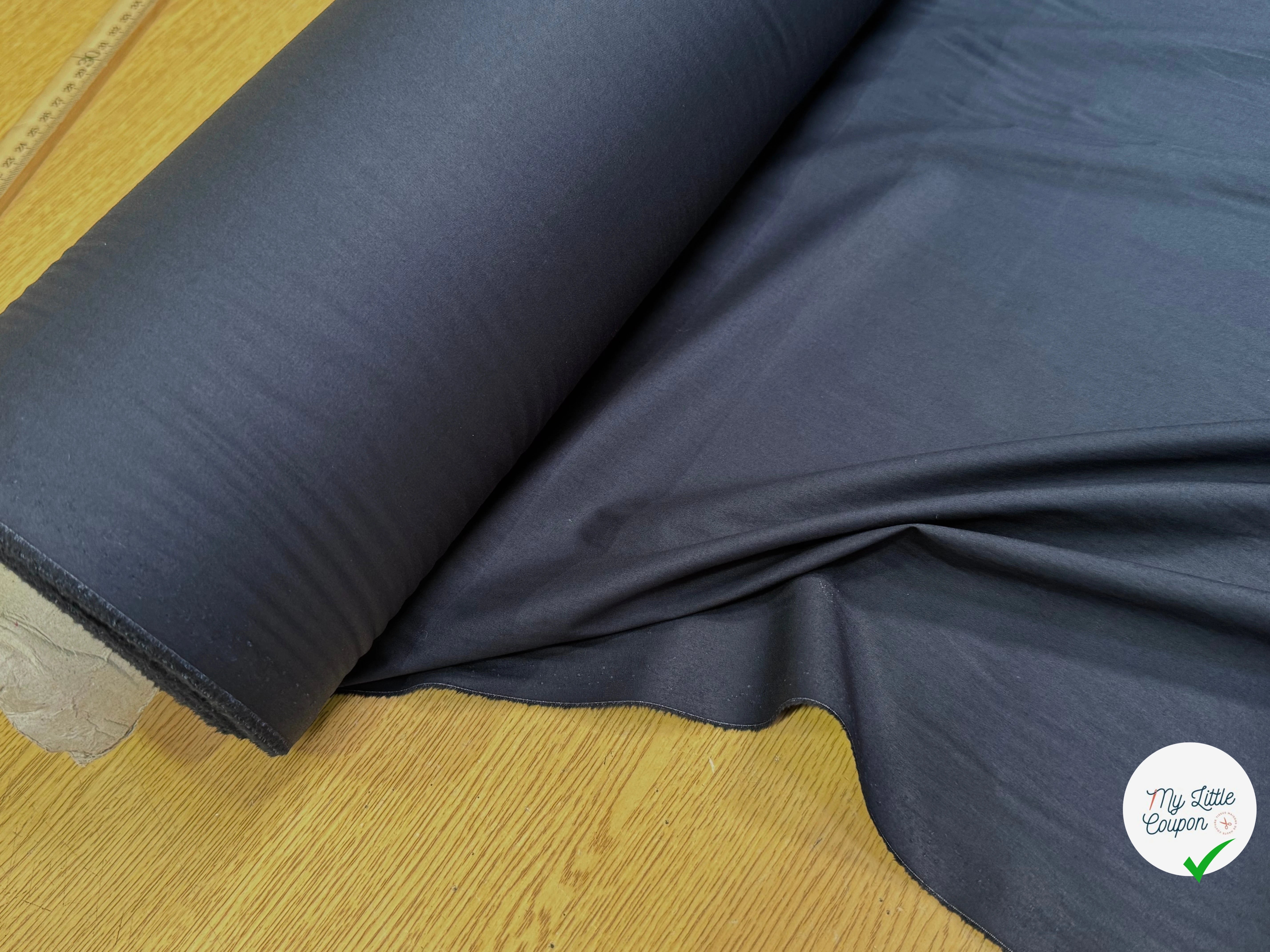 Tissu popeline de coton stretch bleu nuit - texture en gros plan