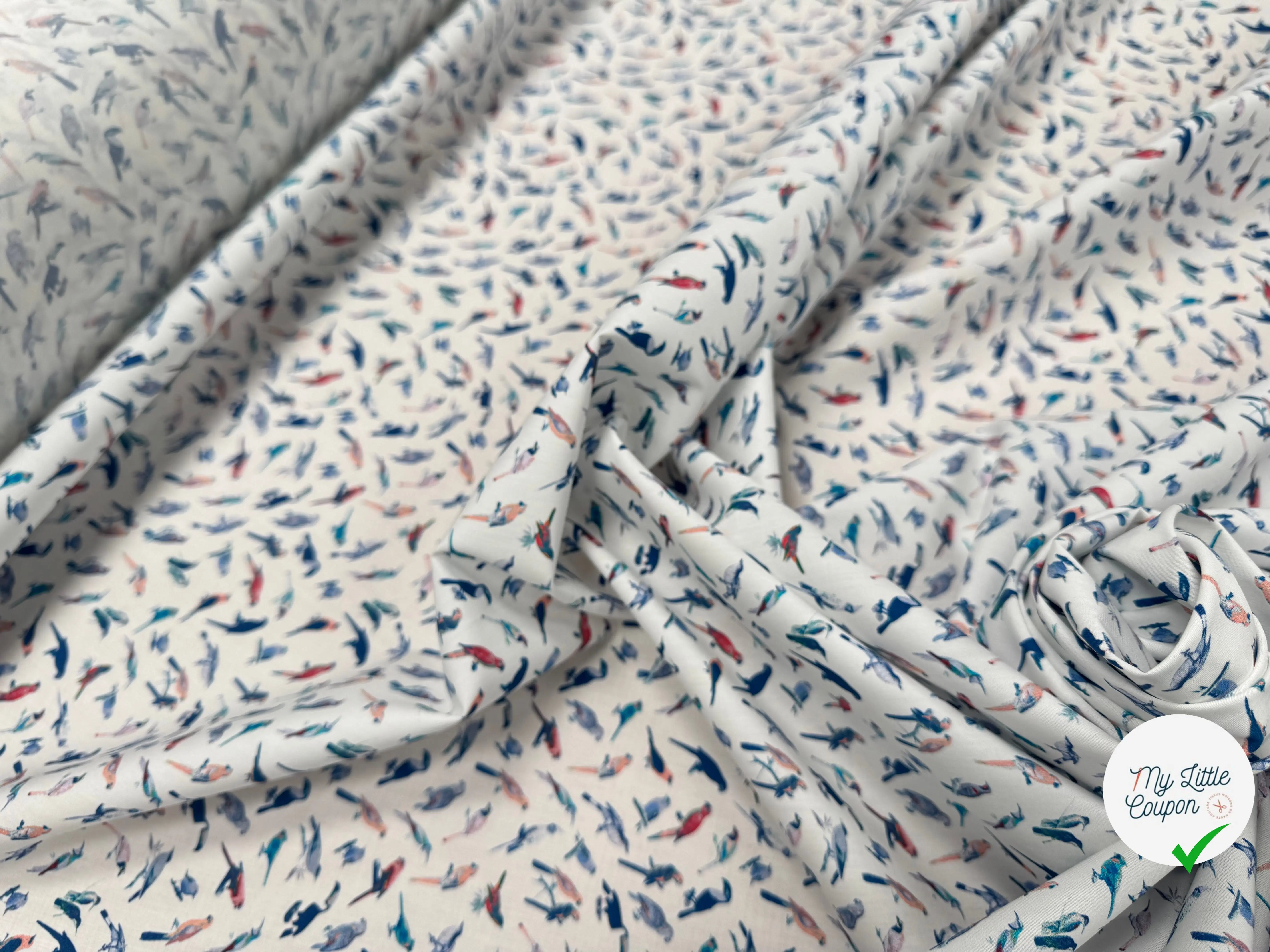 POPELINE DE COTON FOND BLANC MOTIF PERROQUETS - My Little Coupon