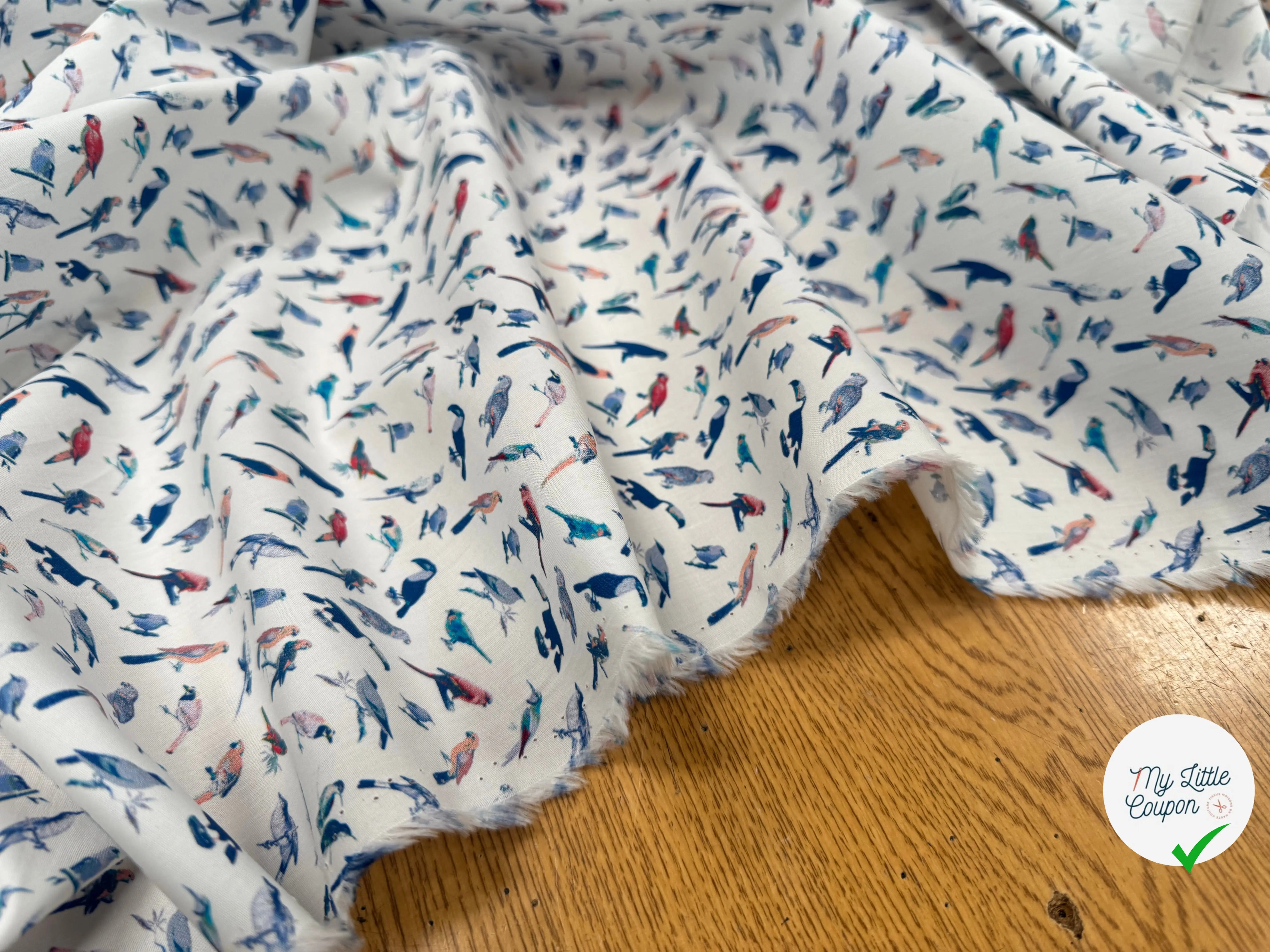 POPELINE DE COTON FOND BLANC MOTIF PERROQUETS - My Little Coupon