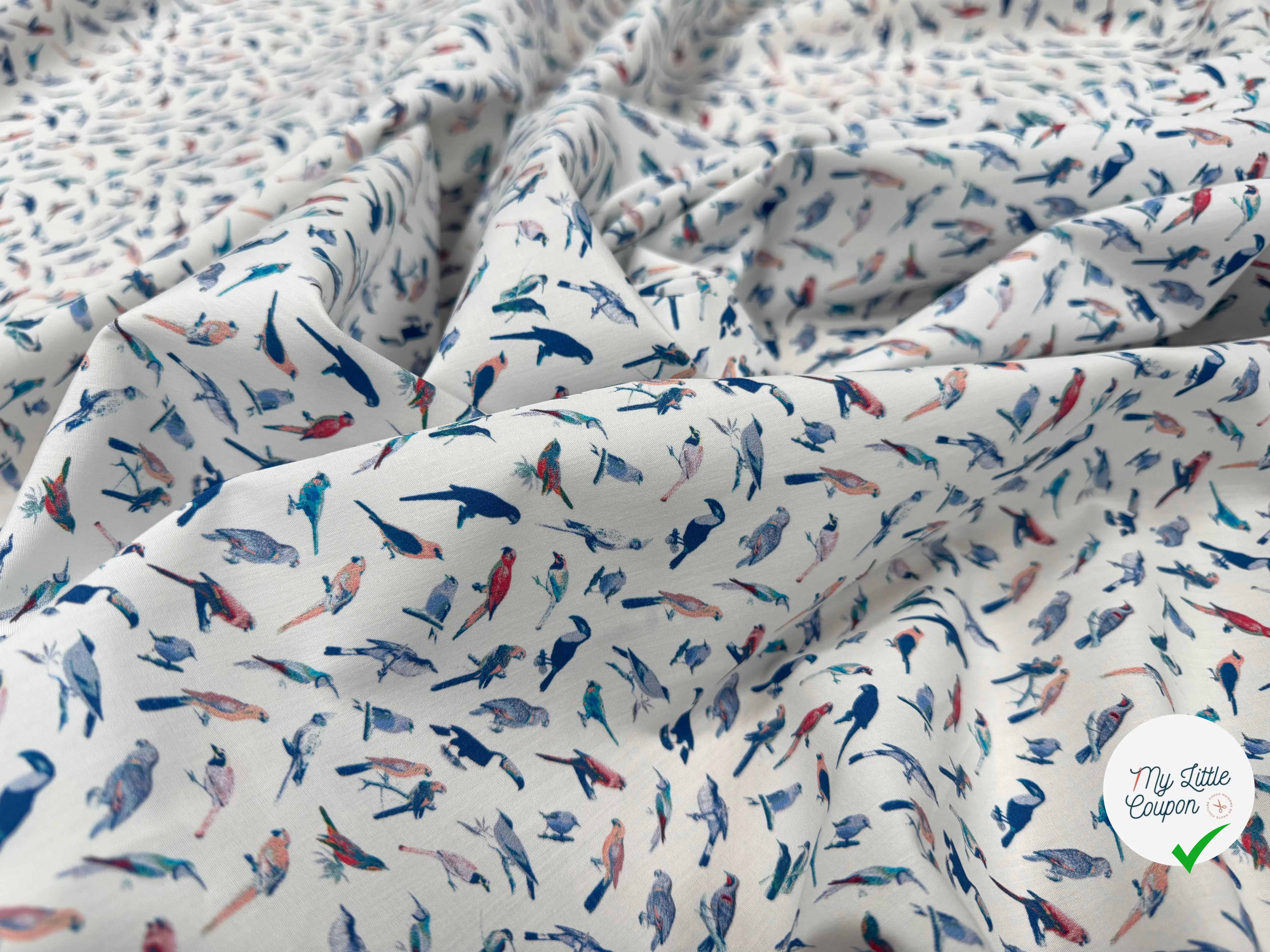 POPELINE DE COTON FOND BLANC MOTIF PERROQUETS - My Little Coupon