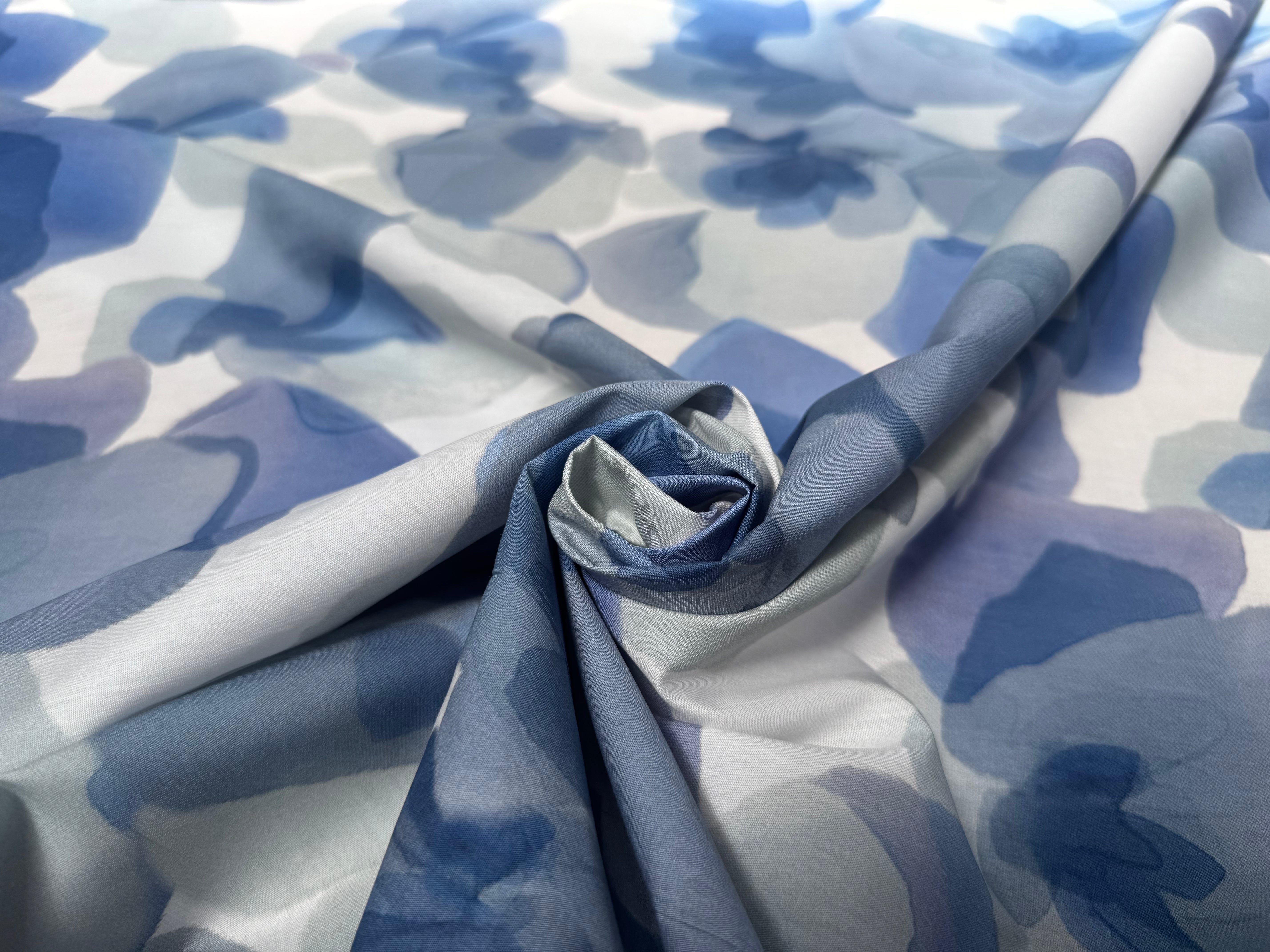 POPELINE DE COTON FOND BLANC MOTIFS ABSTRAIT BLEU - My Little Coupon