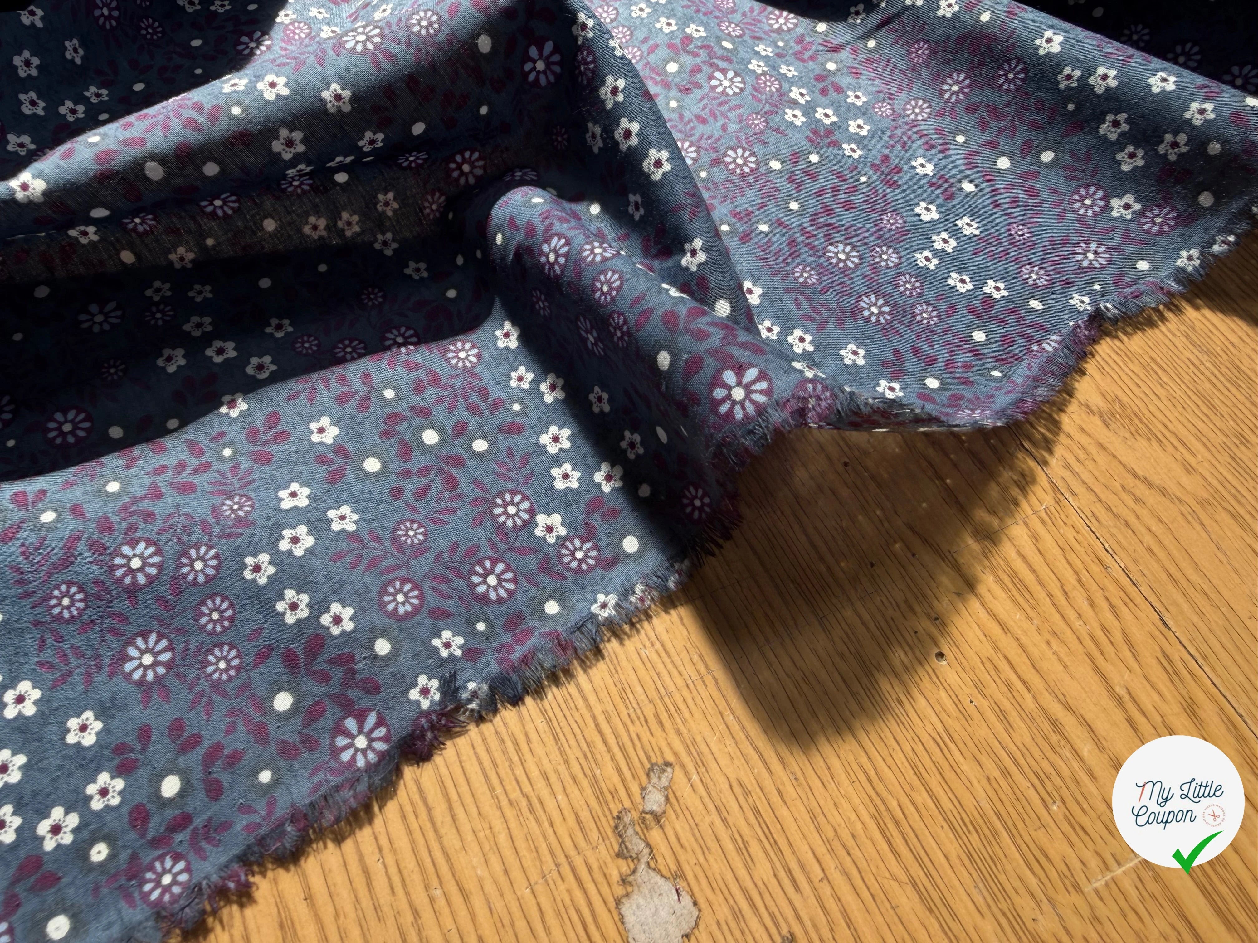 POPELINE DE COTON FOND BLEU GRIS FLEURS BORDEAUX - My Little Coupon