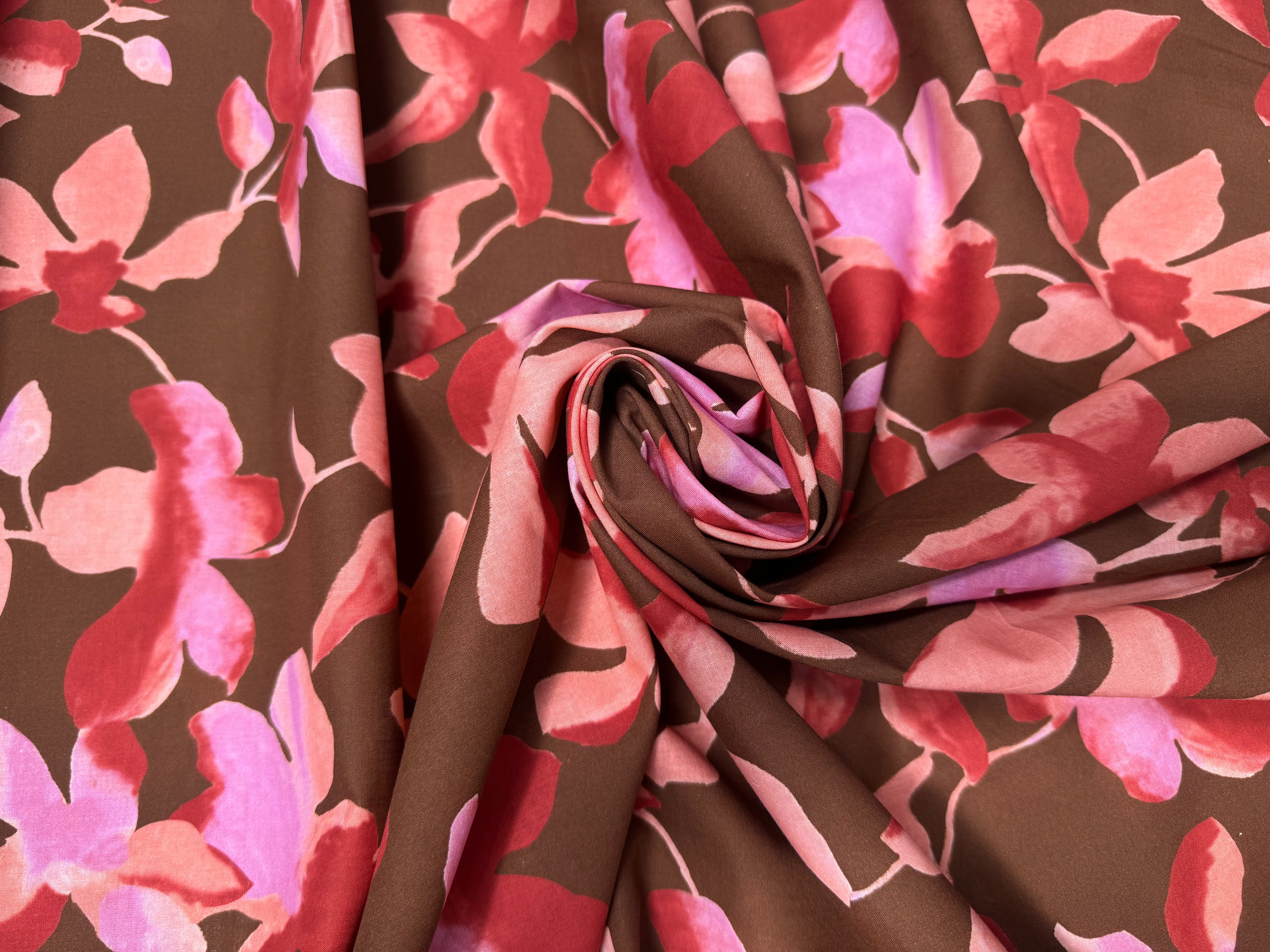 POPELINE DE COTON FOND MARRON FLEURS ROSE ET ROUGE - My Little Coupon