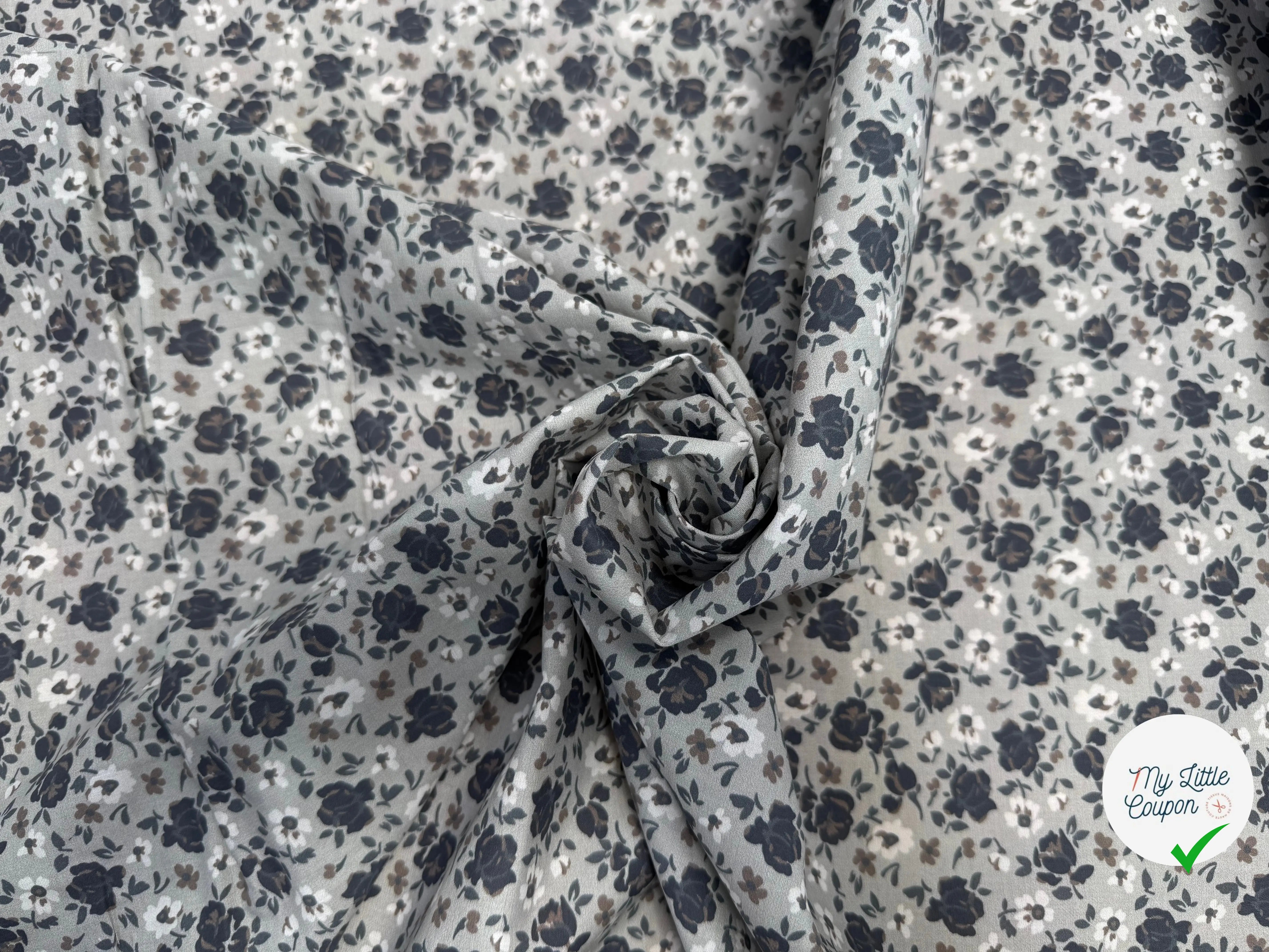 POPELINE DE COTON FOND VERT SAUGE MOTIFS FLEURS GRIS ET MARRON - My Little Coupon