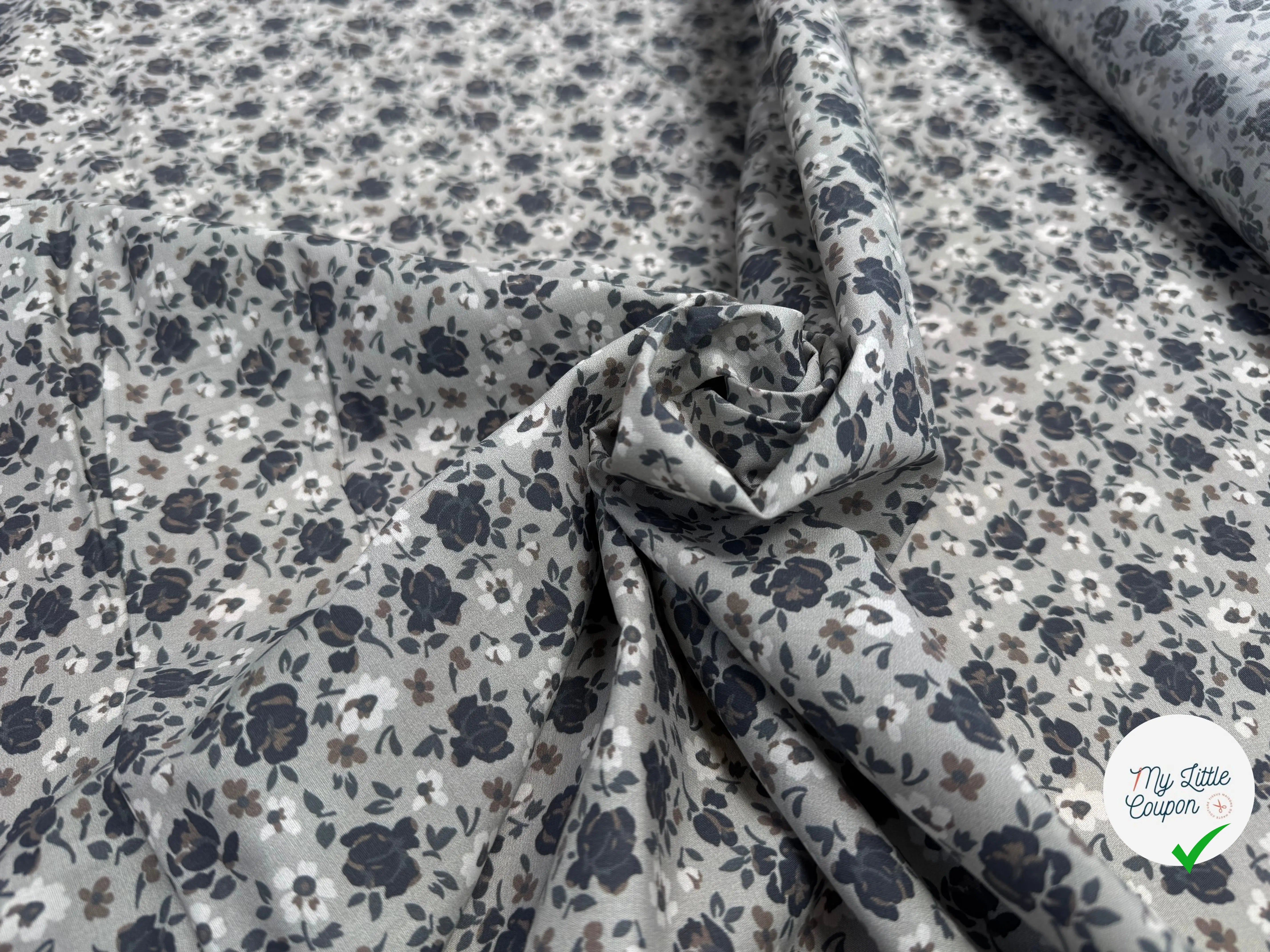 POPELINE DE COTON FOND VERT SAUGE MOTIFS FLEURS GRIS ET MARRON - My Little Coupon