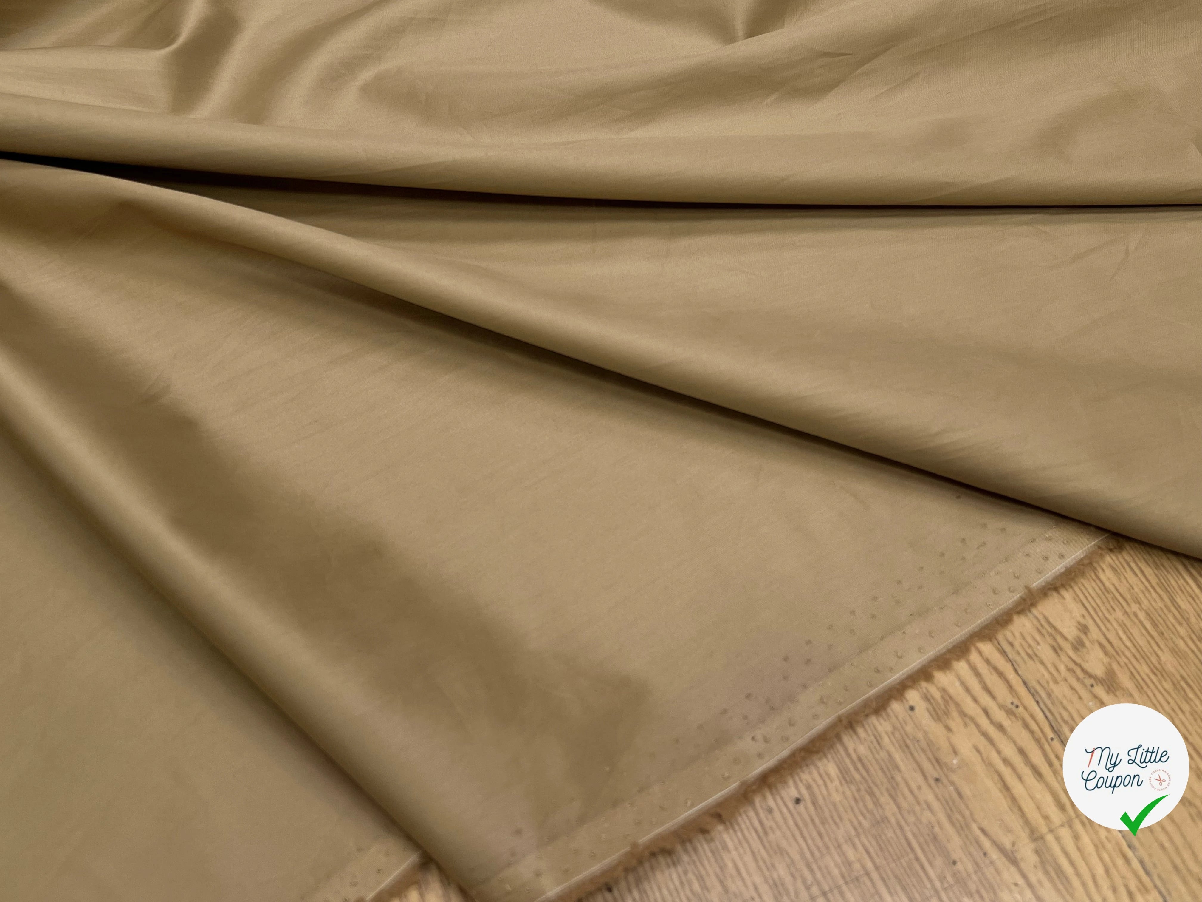 POPELINE DE COTON LISSE BEIGE LÉGÈREMENT SATINÉ FONCÉ 140CM - My Little Coupon