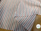 POPELINE DE COTON RAYURES BLEUES ET ROUGES PERPENDICULAIRE À LA LISIÈRE - My Little Coupon