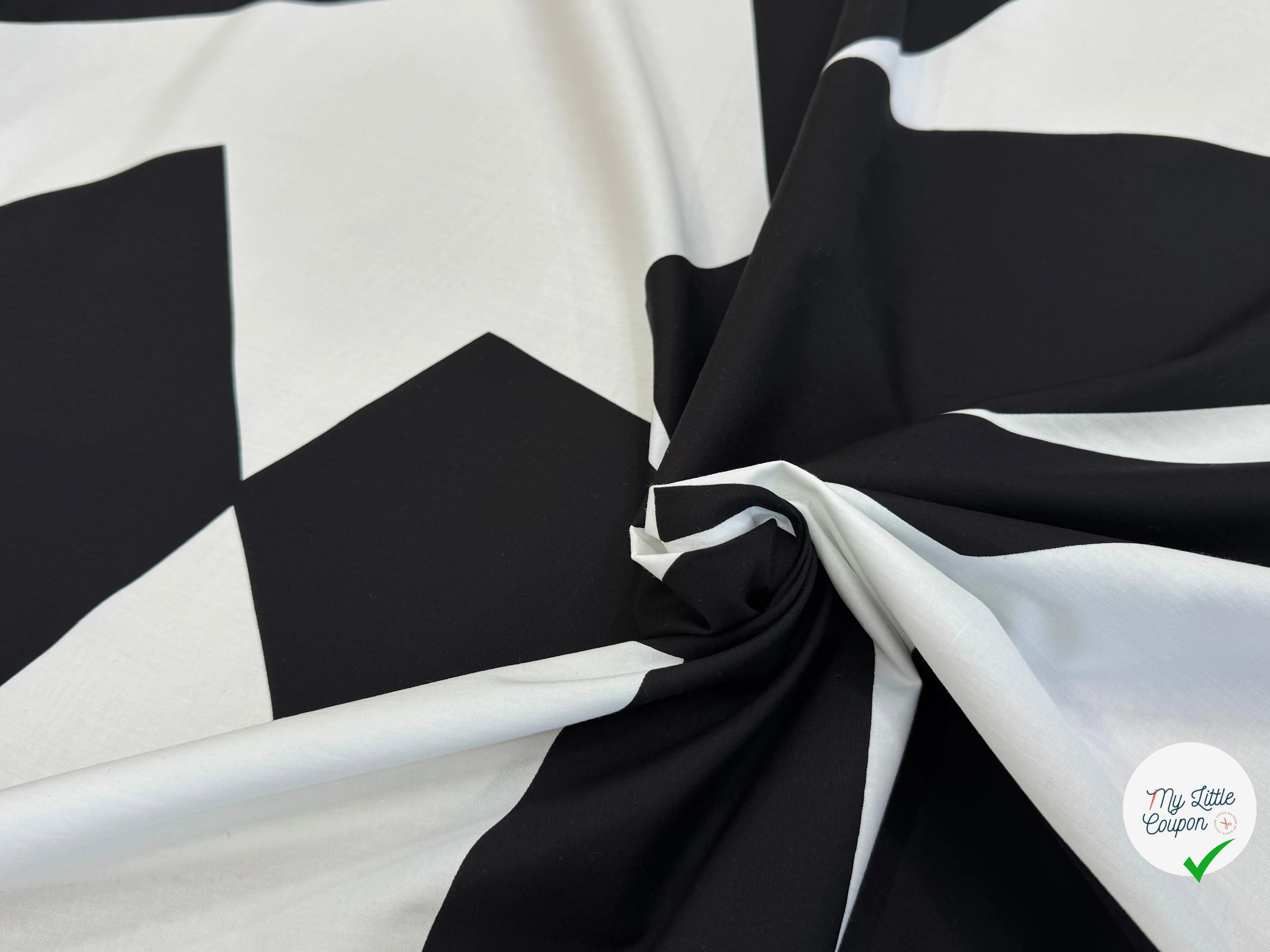 POPELINE DE COTON SUPERBE MOTIF GÉOMETRIQUE BLANC NOIR - My Little Coupon