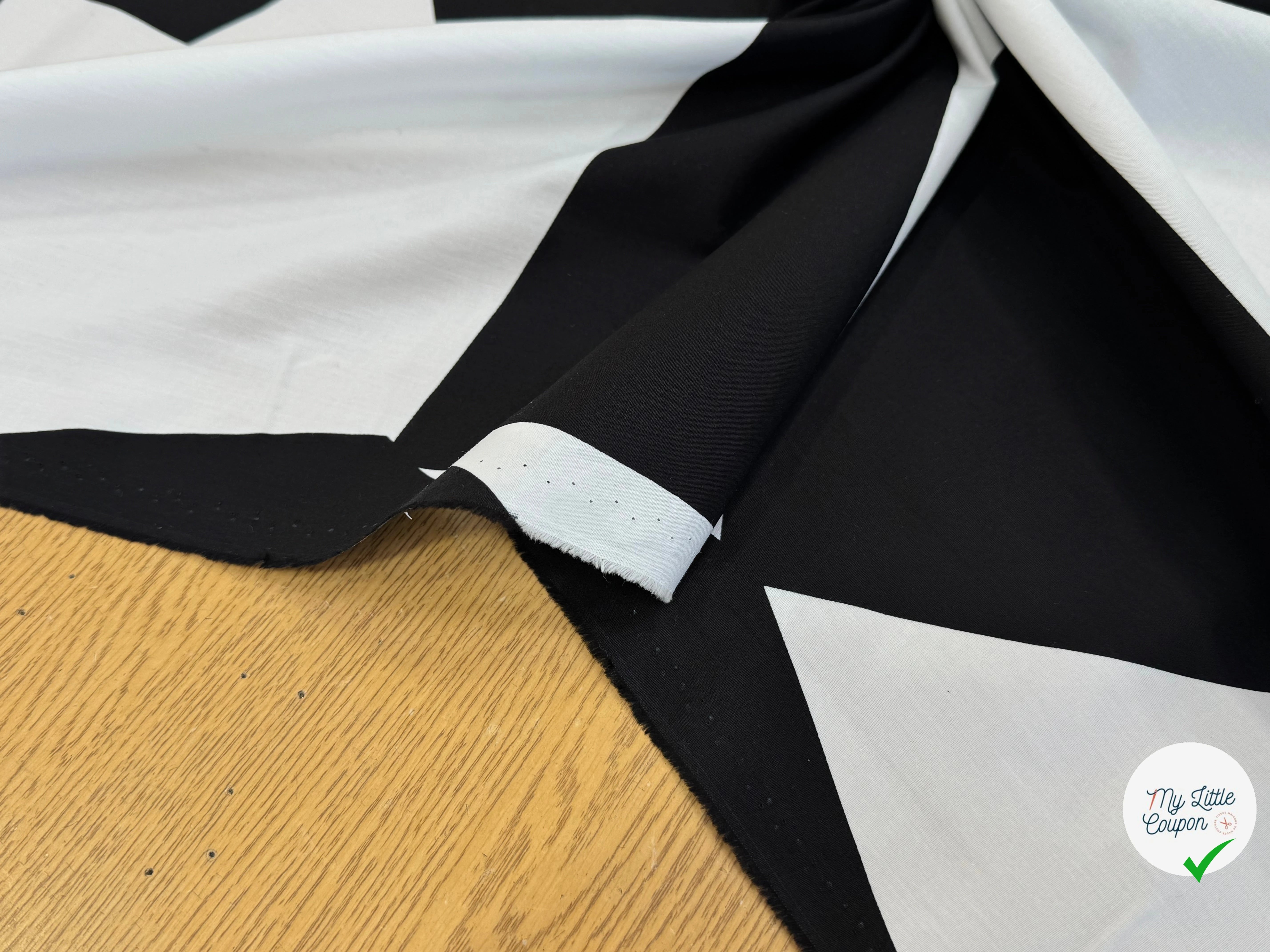 POPELINE DE COTON SUPERBE MOTIF GÉOMETRIQUE BLANC NOIR - My Little Coupon