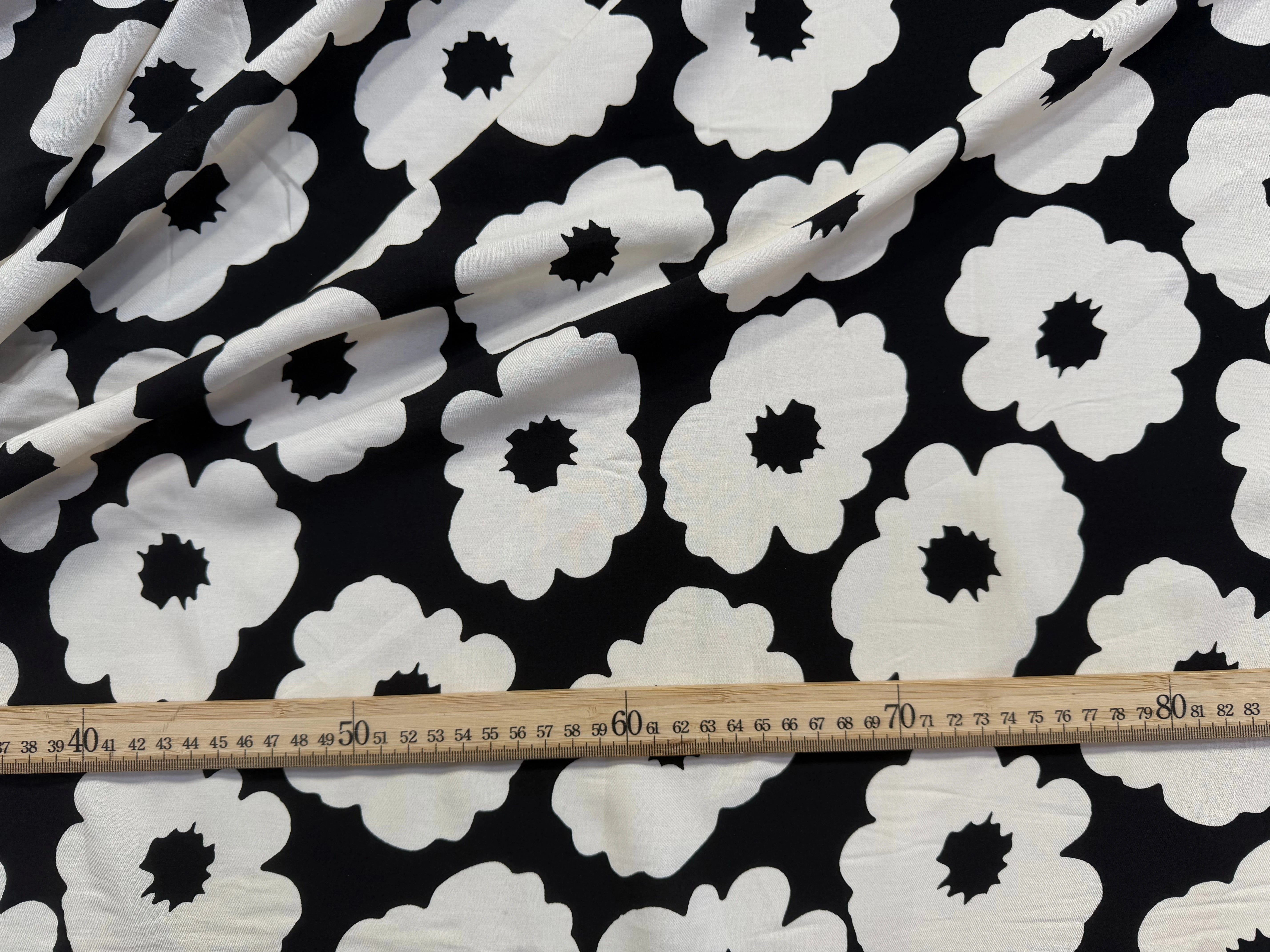 POPELINE DE VISCOSE 100%CV FLEURS IMPRIMÉ NOIR - My Little Coupon