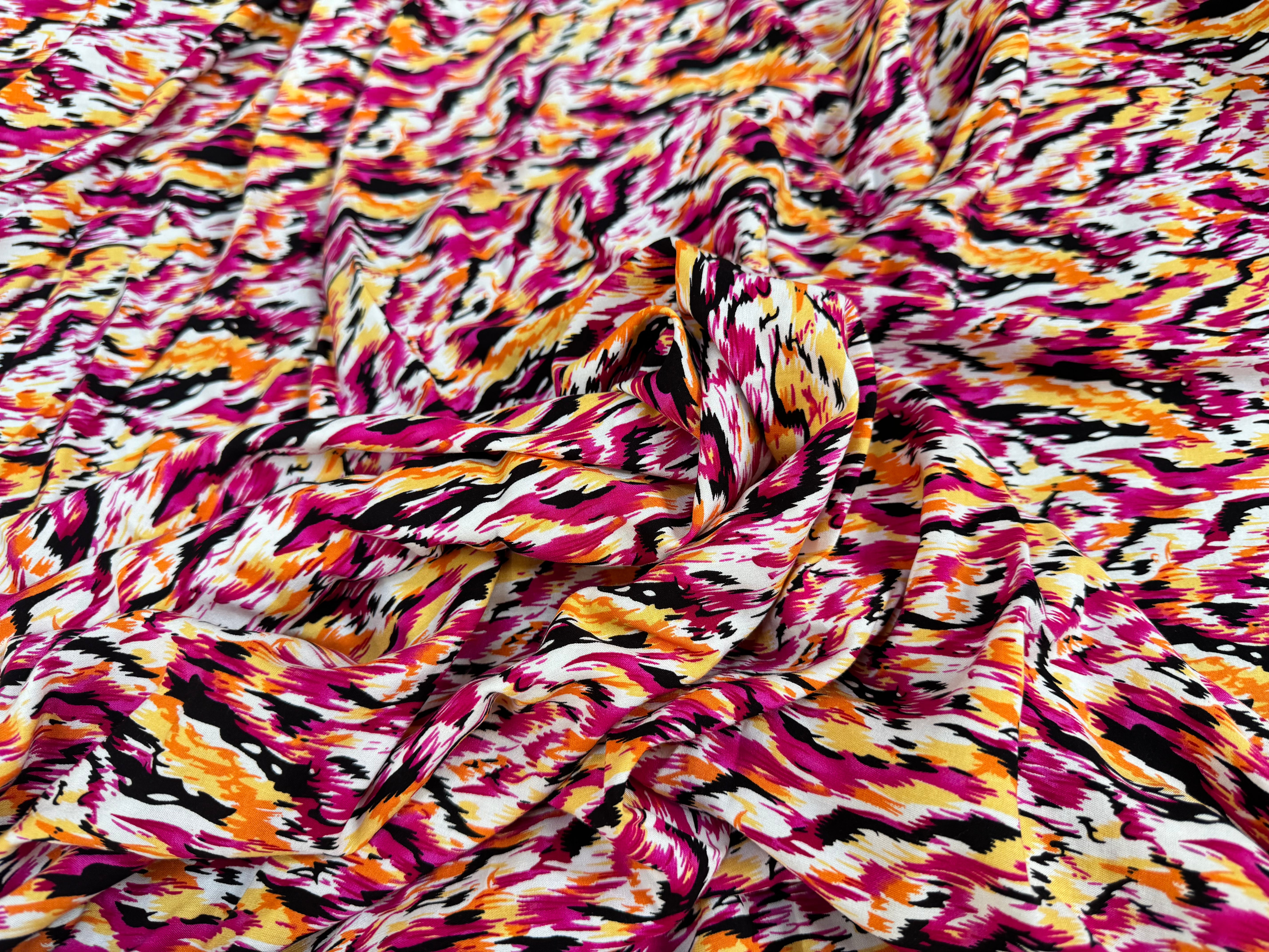 POPELINE DE VISCOSE TISSU IMPRIMÉ ABSTRAIT FUCHSIA - My Little Coupon
