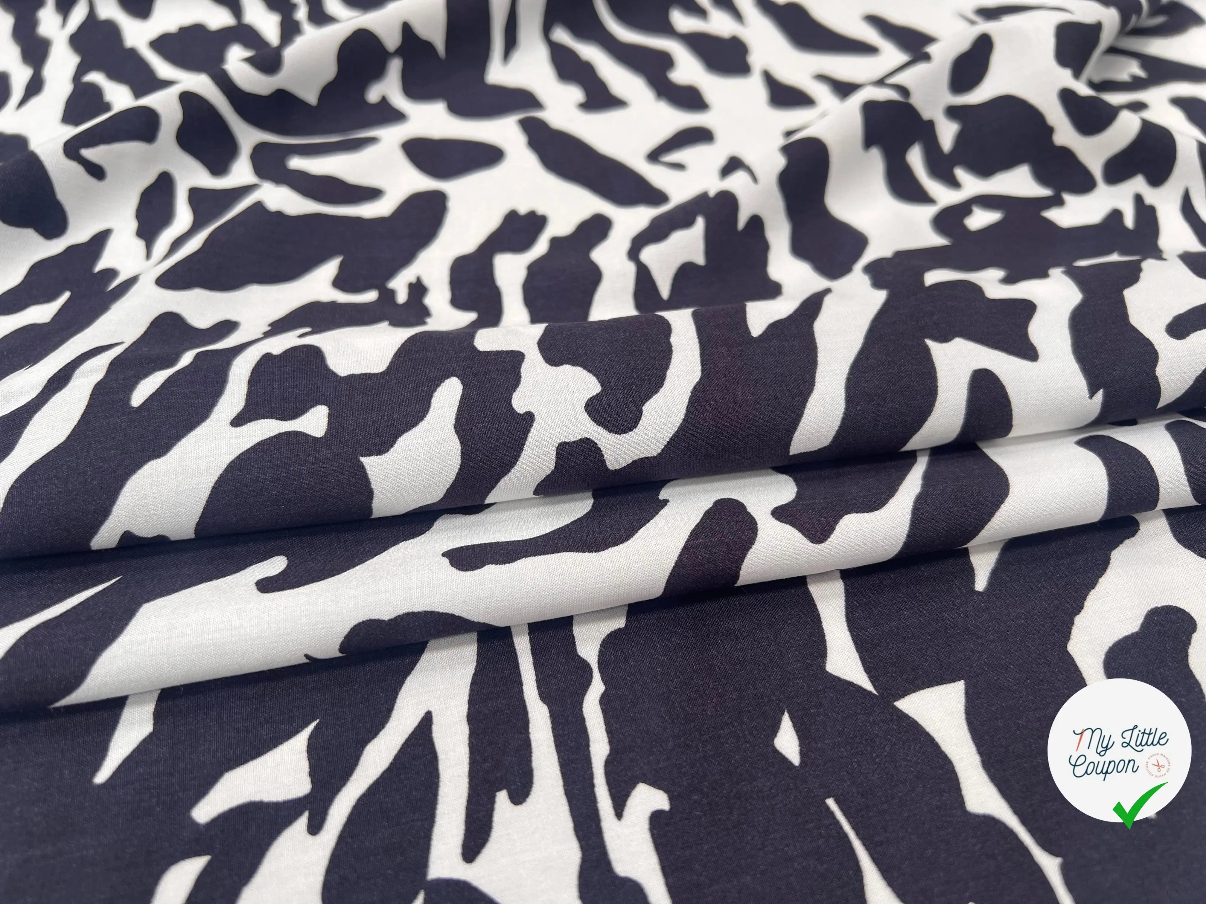 POPELINE DE VISCOSE TISSU IMPRIMÉ CAMOUFLAGE BLEU MARINE - My Little Coupon