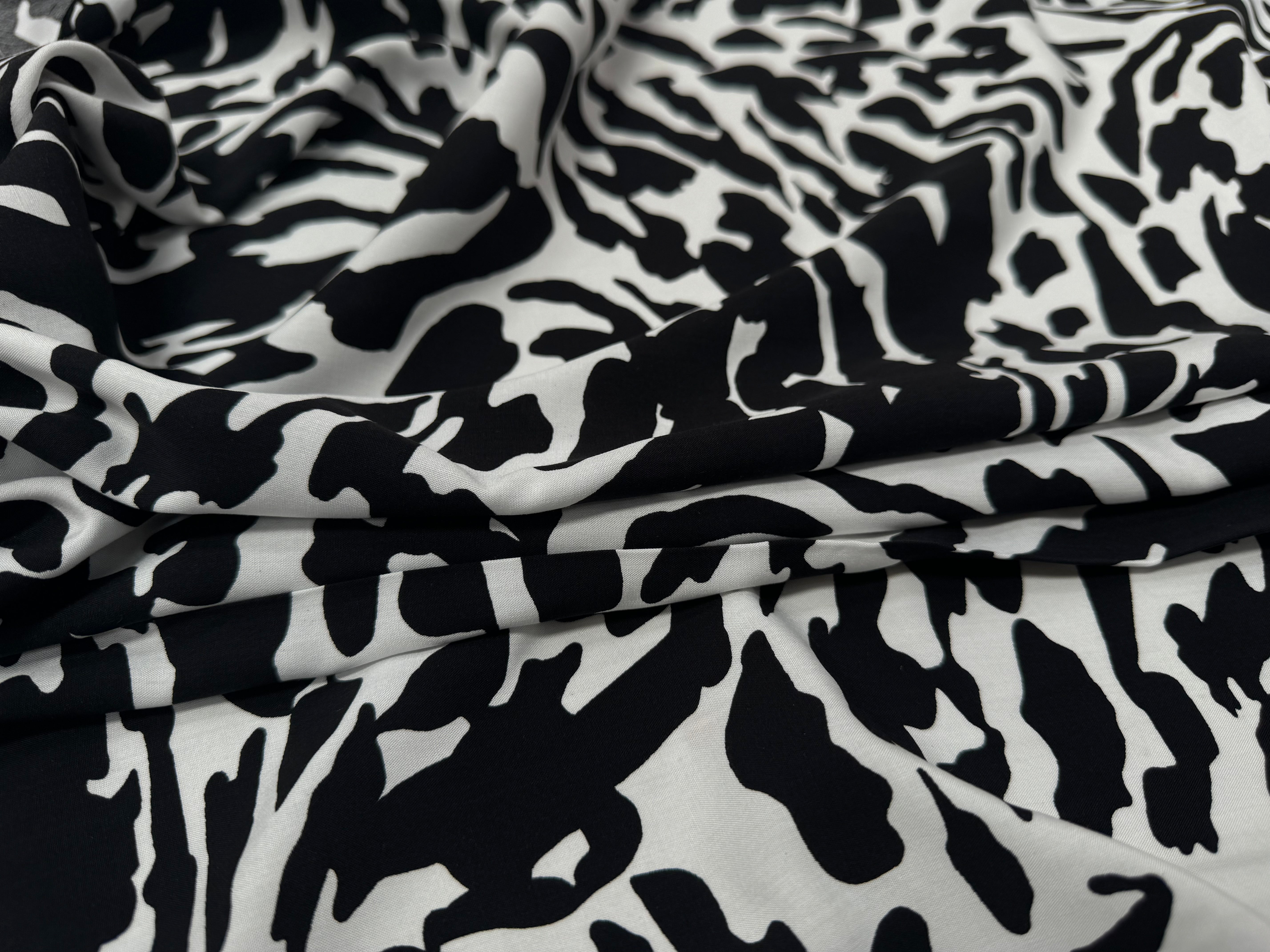 POPELINE DE VISCOSE TISSU IMPRIMÉ CAMOUFLAGE NOIR - My Little Coupon