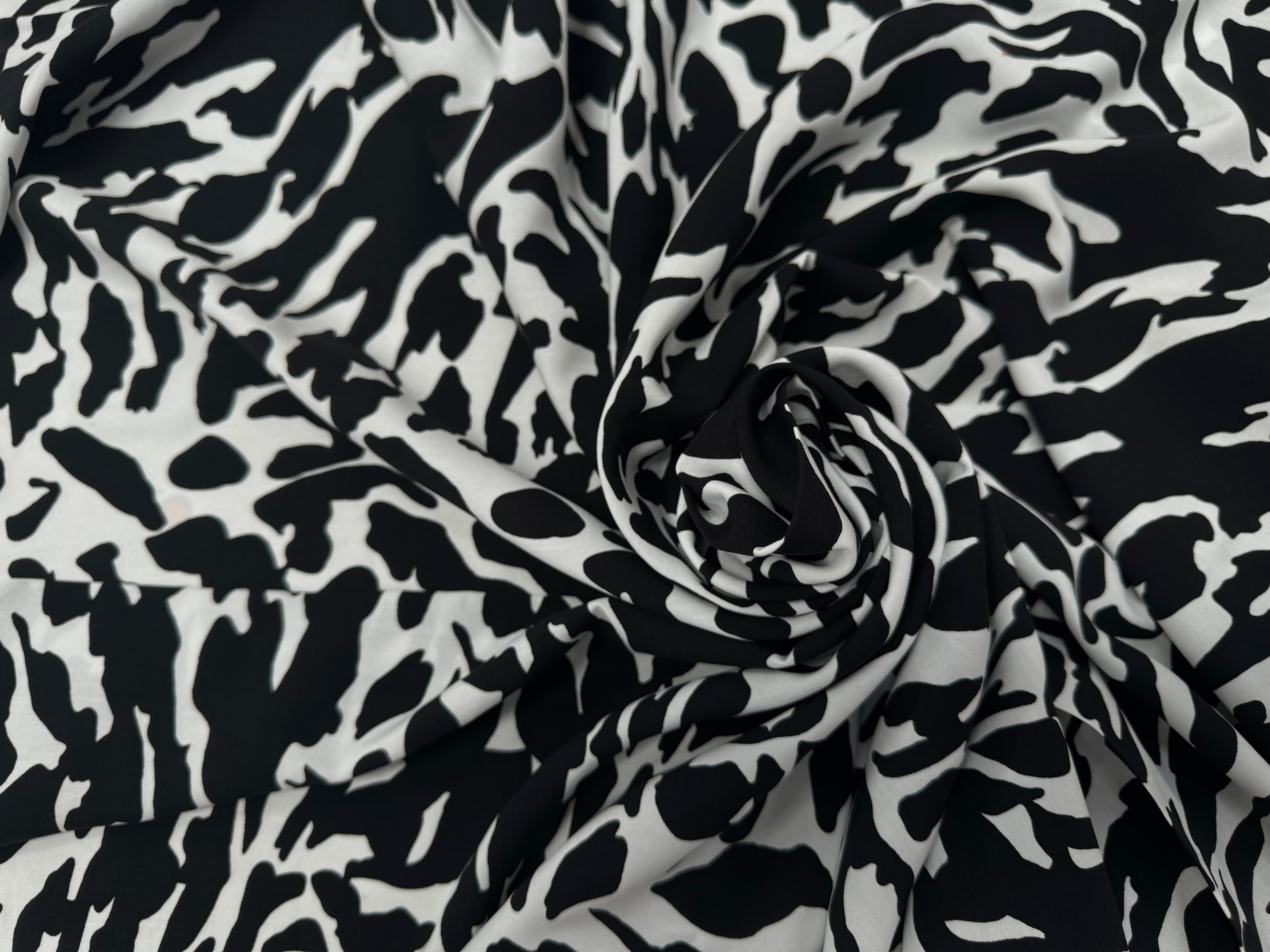 POPELINE DE VISCOSE TISSU IMPRIMÉ CAMOUFLAGE NOIR - My Little Coupon
